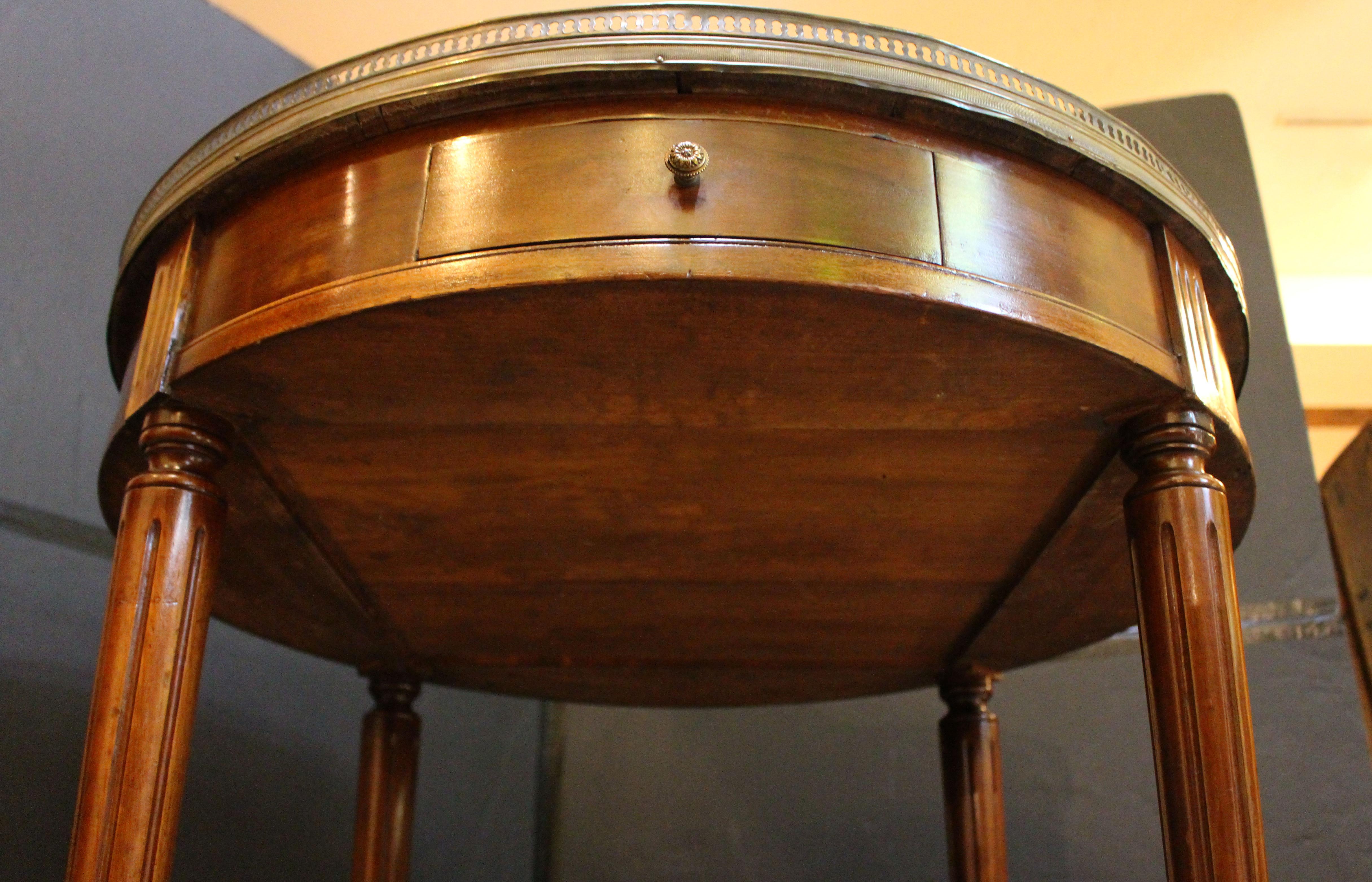 Mesa Bouillotte francesa con tapa de mármol estilo Luis XVI de finales del siglo XIX Latón en venta