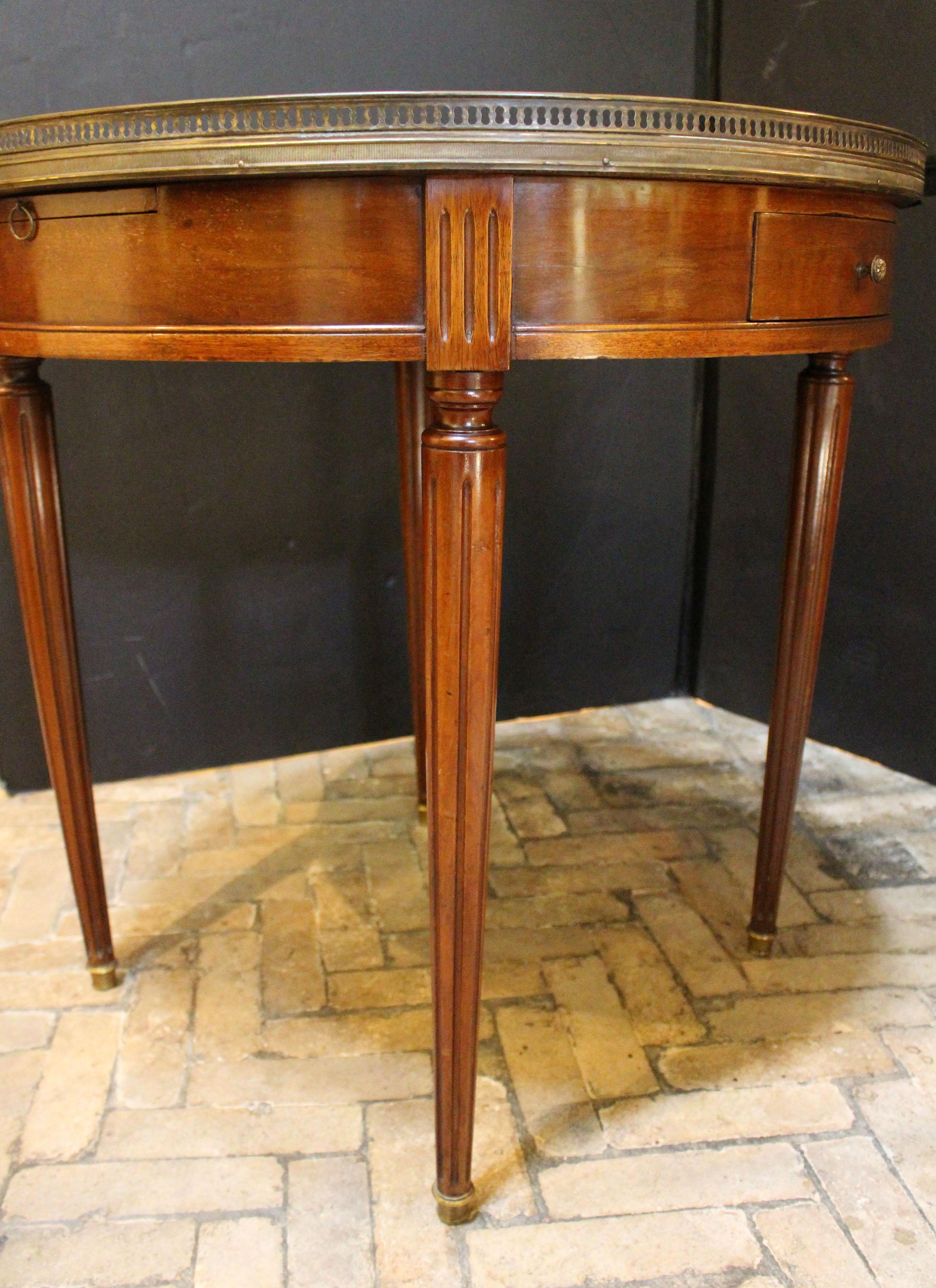 Mesa Bouillotte francesa con tapa de mármol estilo Luis XVI de finales del siglo XIX en venta 1