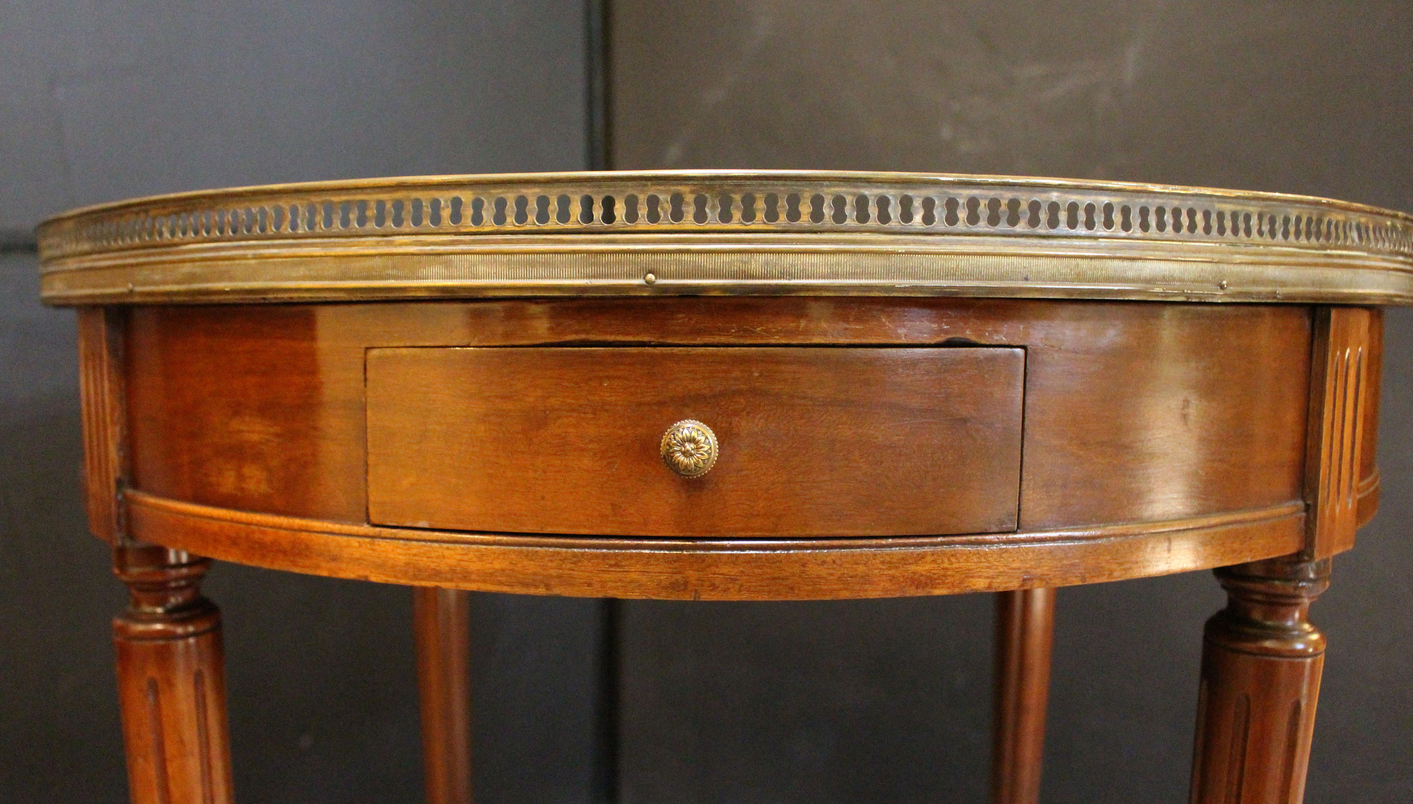 Mesa Bouillotte francesa con tapa de mármol estilo Luis XVI de finales del siglo XIX en venta 2
