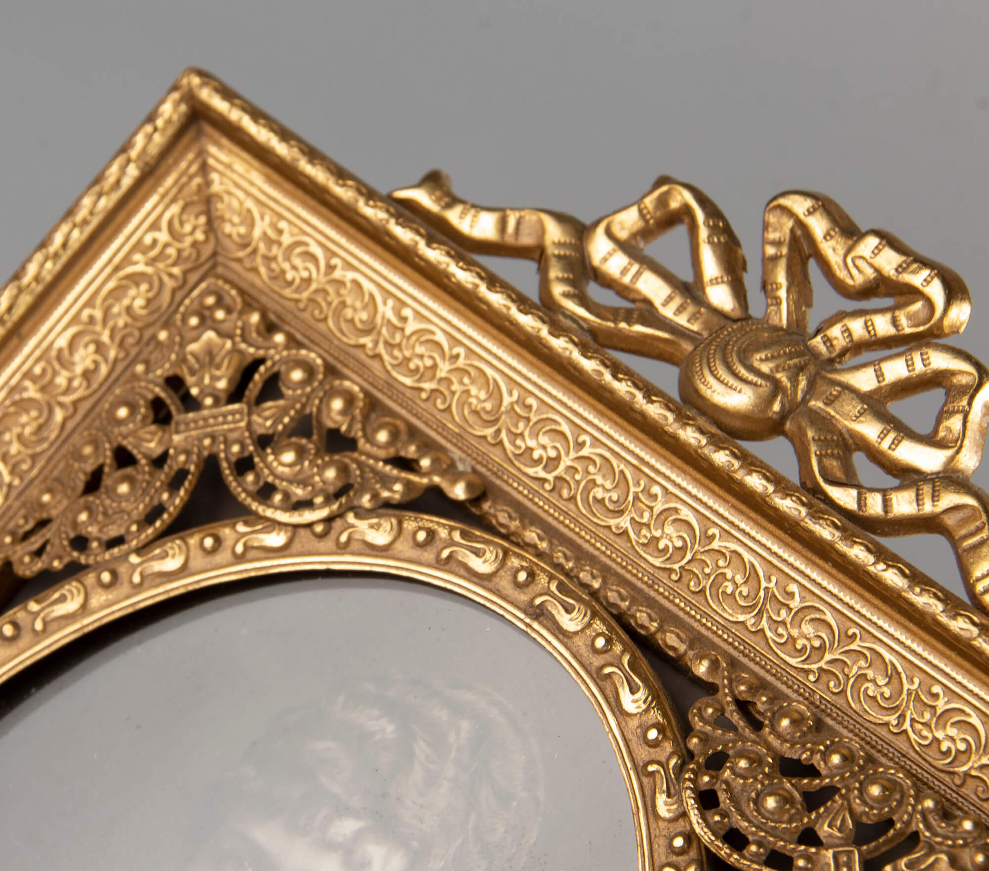 Late 19th Century Louis XVI Style Gilt Copper Picture Frame For Sale 8