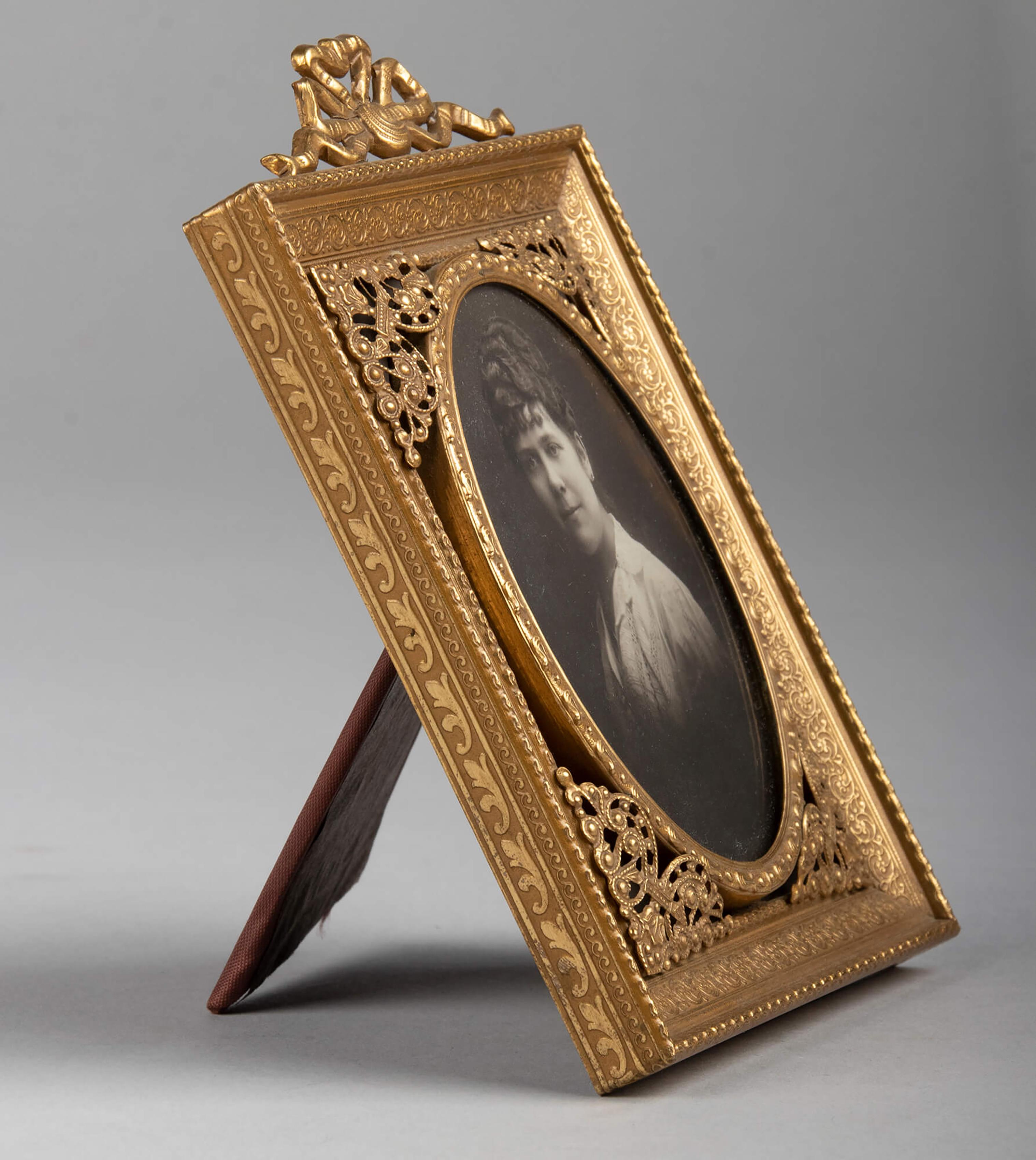 Late 19th Century Louis XVI Style Gilt Copper Picture Frame In Good Condition For Sale In Casteren, Noord-Brabant