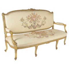 Fin du 19ème siècle, canapé en bois doré de style Louis XVI