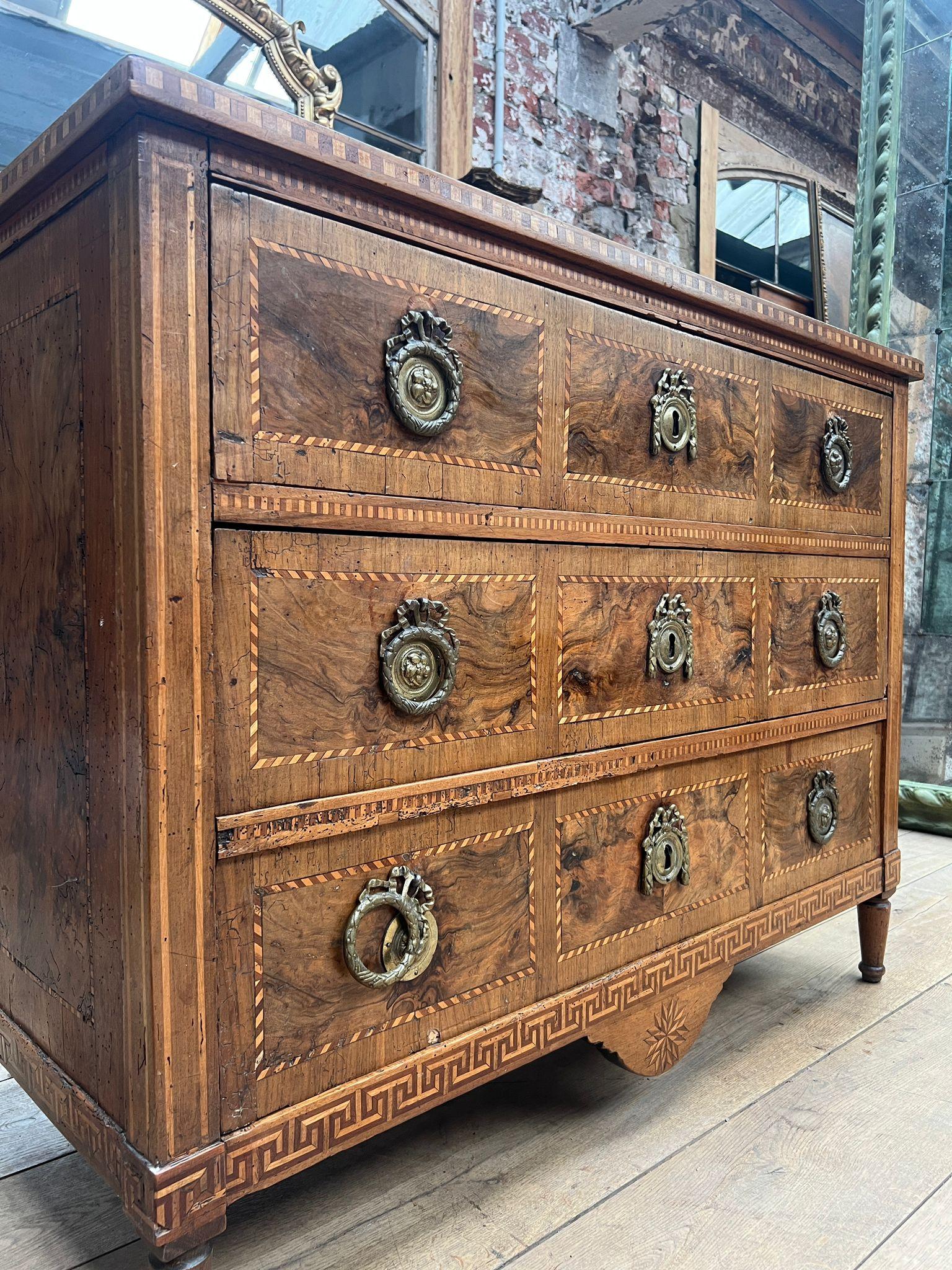 Commode en marqueterie de style Louis XVI de la fin du XIXe siècle avec quincaillerie en bronze en vente 4