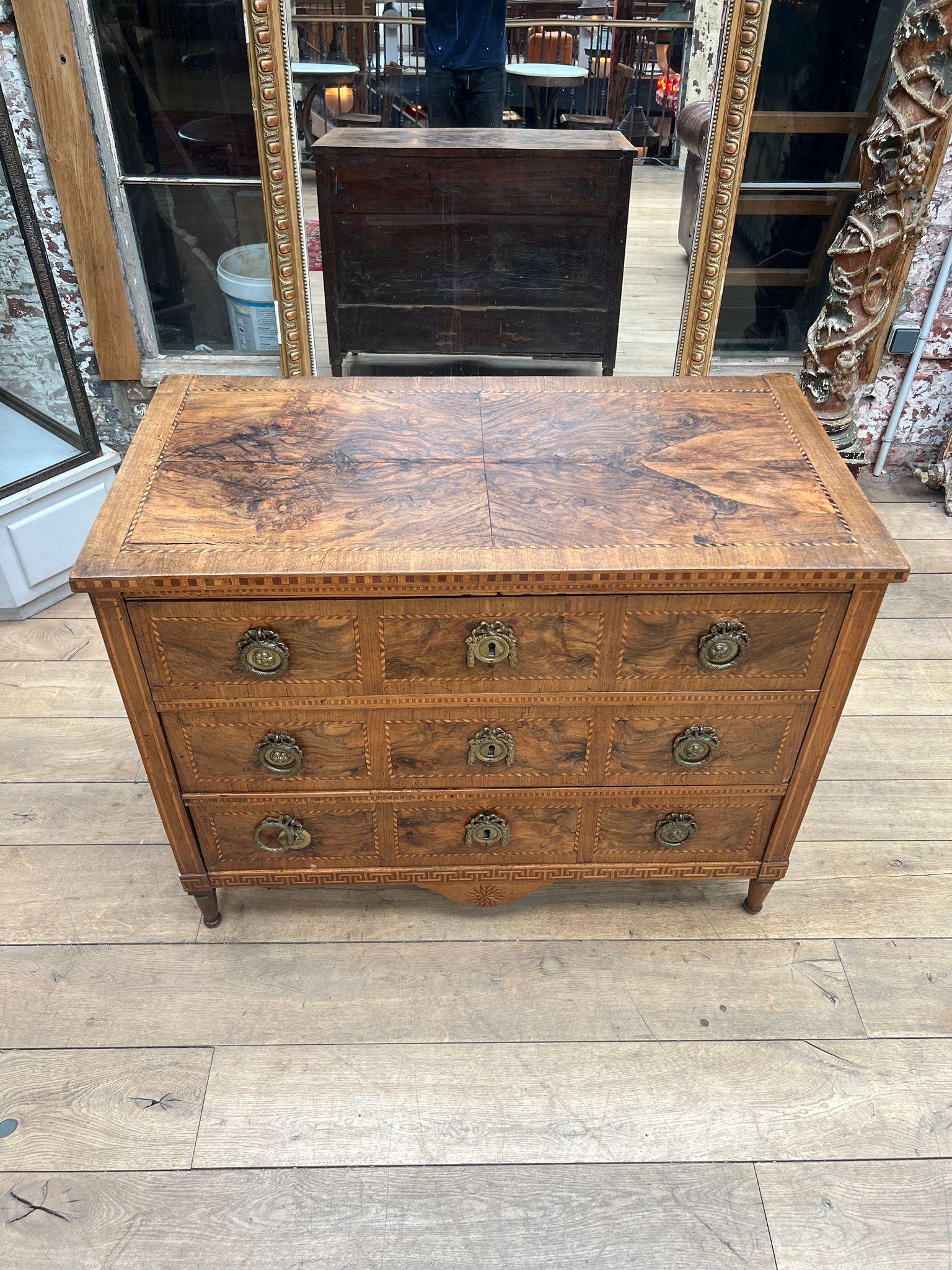 Commode en marqueterie de style Louis XVI de la fin du XIXe siècle avec quincaillerie en bronze en vente 5