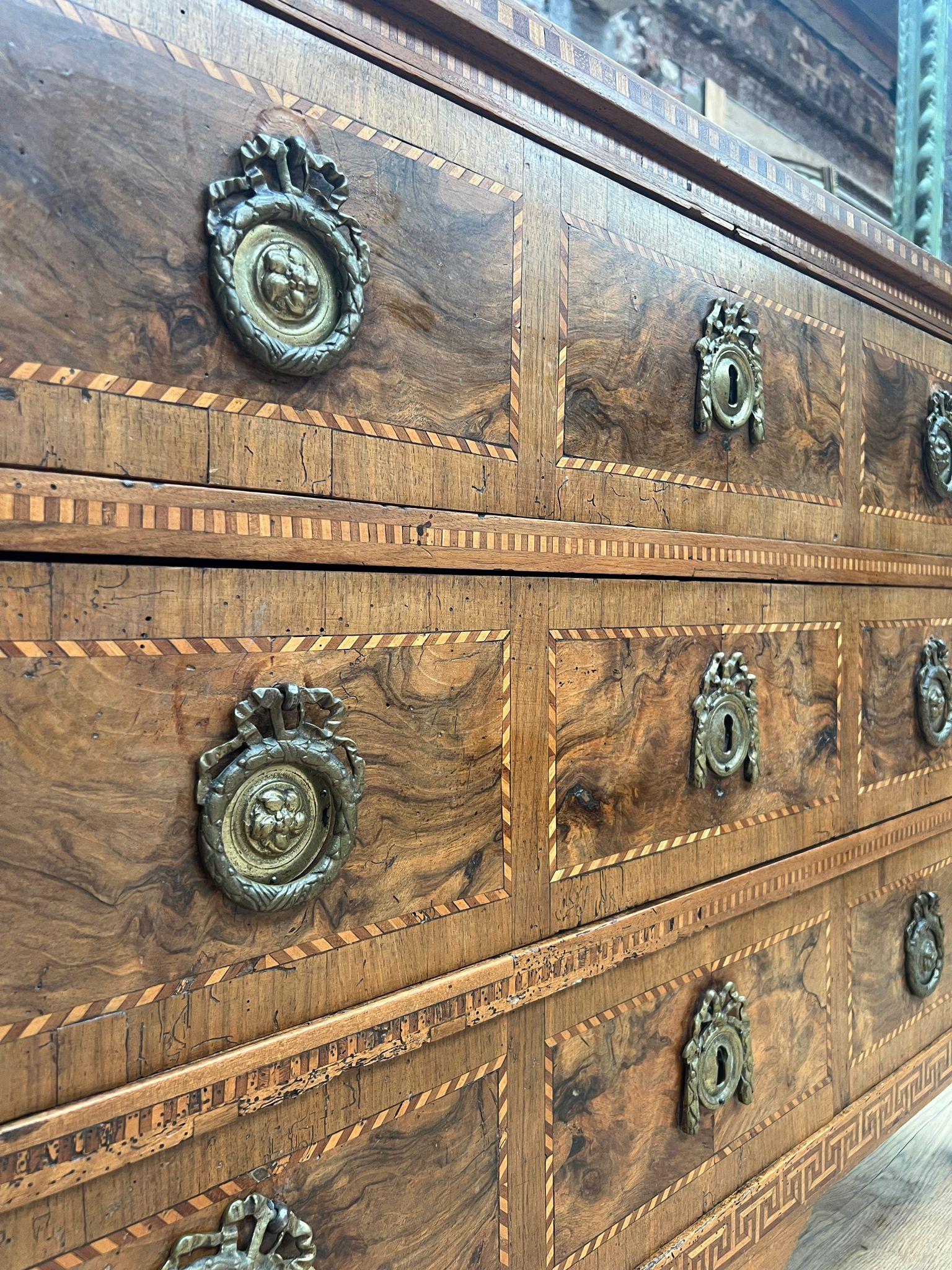 Français Commode en marqueterie de style Louis XVI de la fin du XIXe siècle avec quincaillerie en bronze en vente