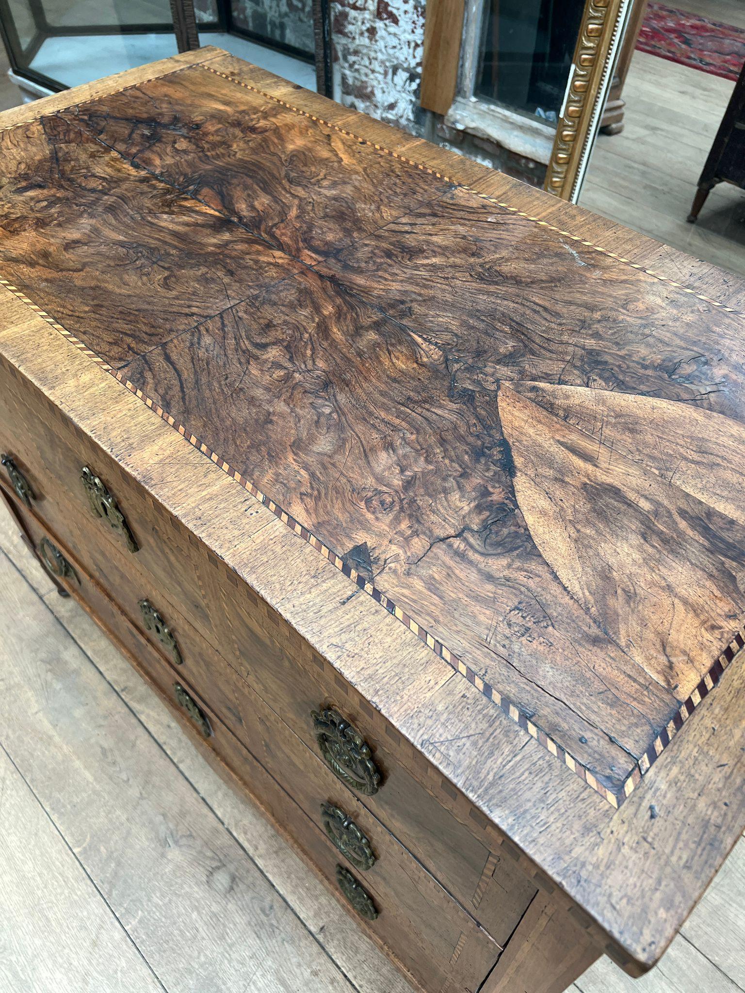 Commode en marqueterie de style Louis XVI de la fin du XIXe siècle avec quincaillerie en bronze Bon état - En vente à TOURCOING, FR