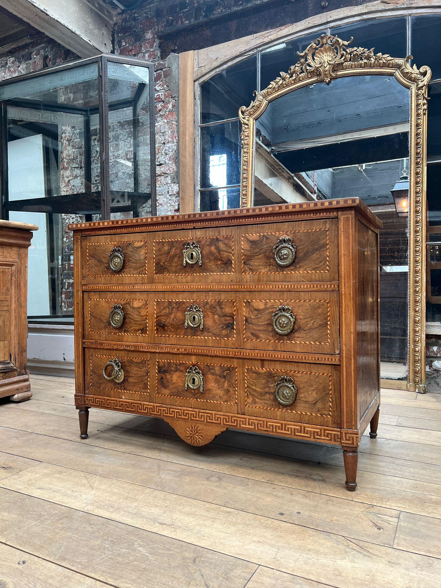 Fin du XIXe siècle Commode en marqueterie de style Louis XVI de la fin du XIXe siècle avec quincaillerie en bronze en vente