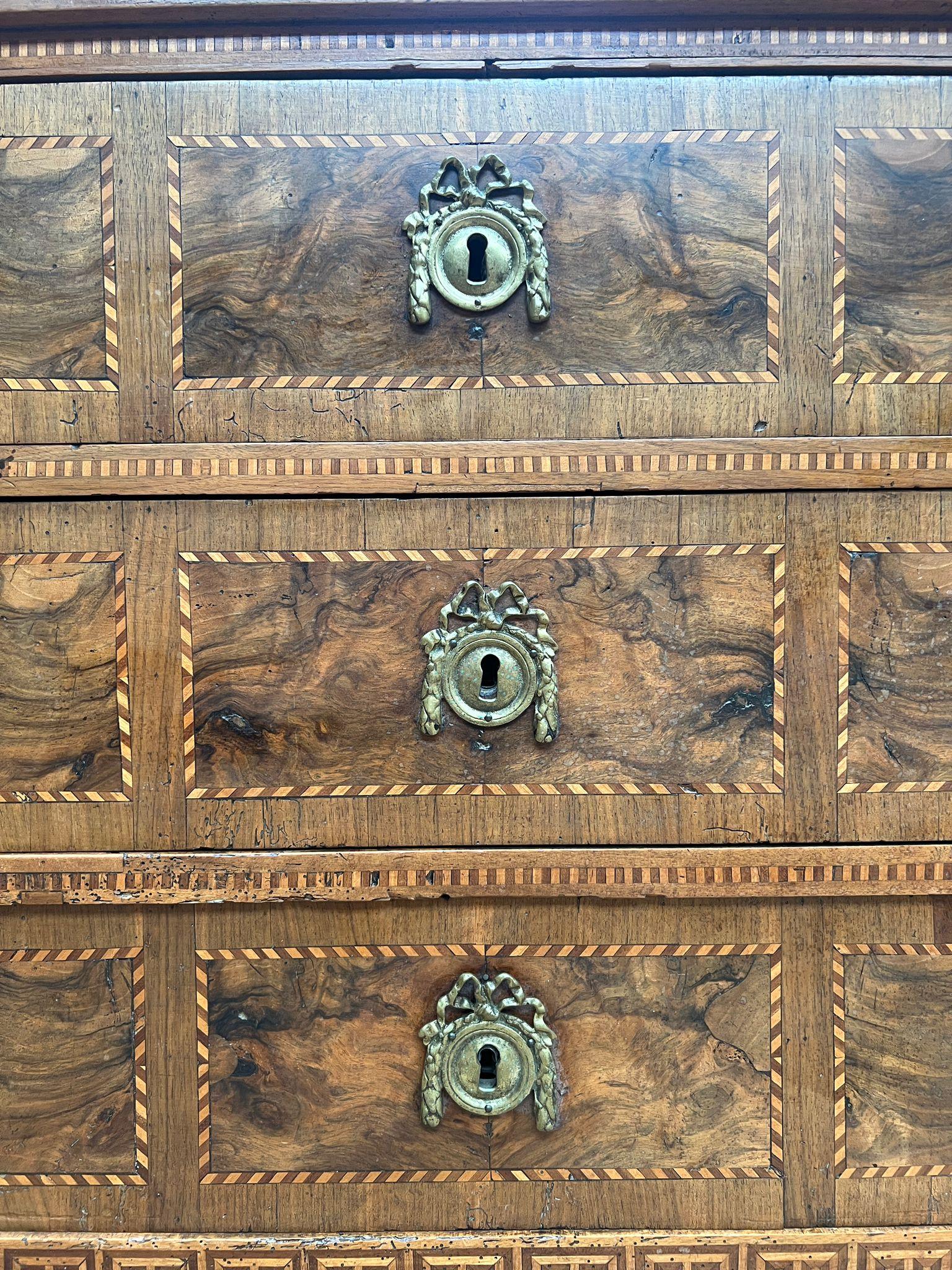 Bronze Commode en marqueterie de style Louis XVI de la fin du XIXe siècle avec quincaillerie en bronze en vente