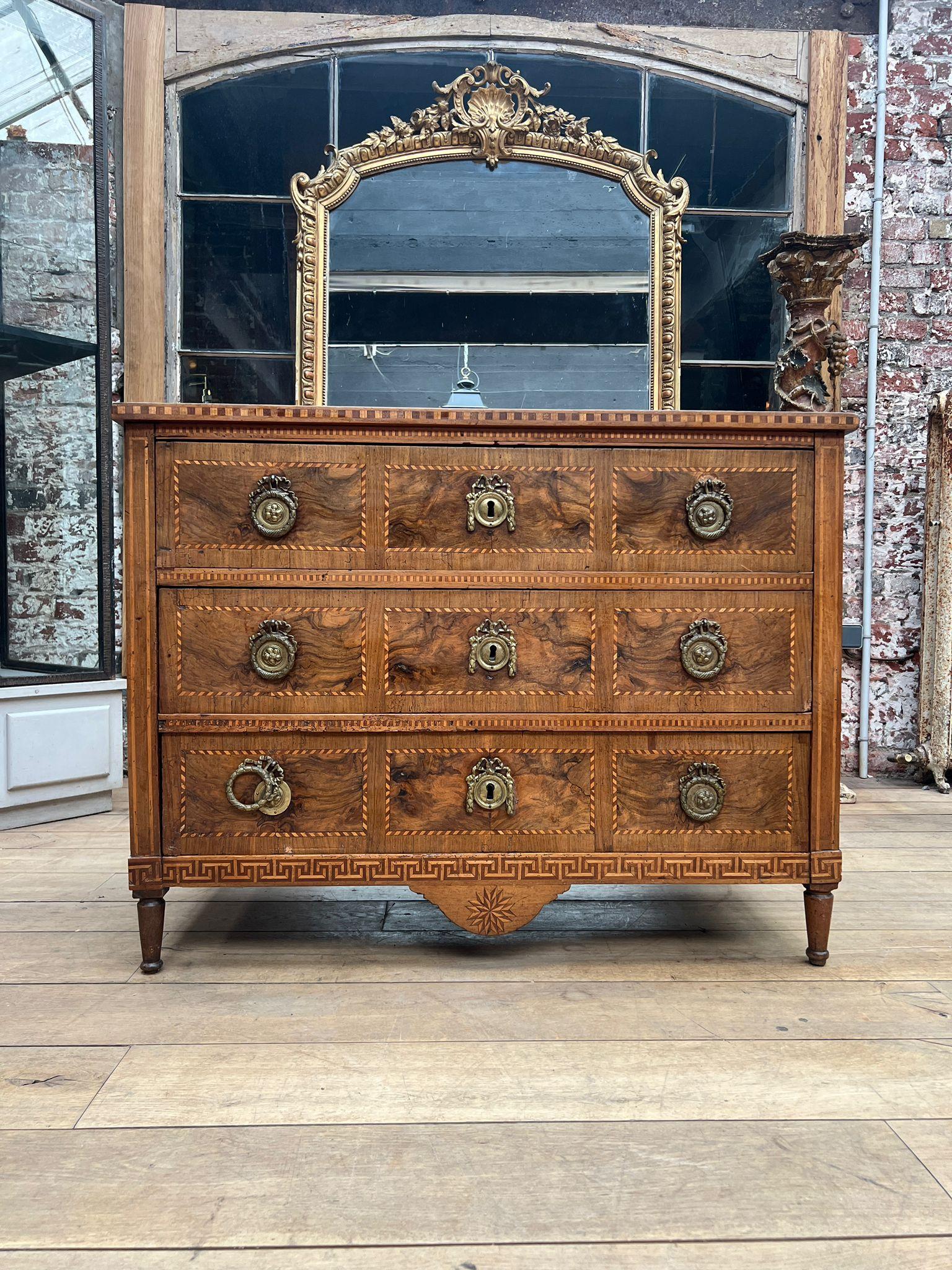 Commode en marqueterie de style Louis XVI de la fin du XIXe siècle avec quincaillerie en bronze en vente 1