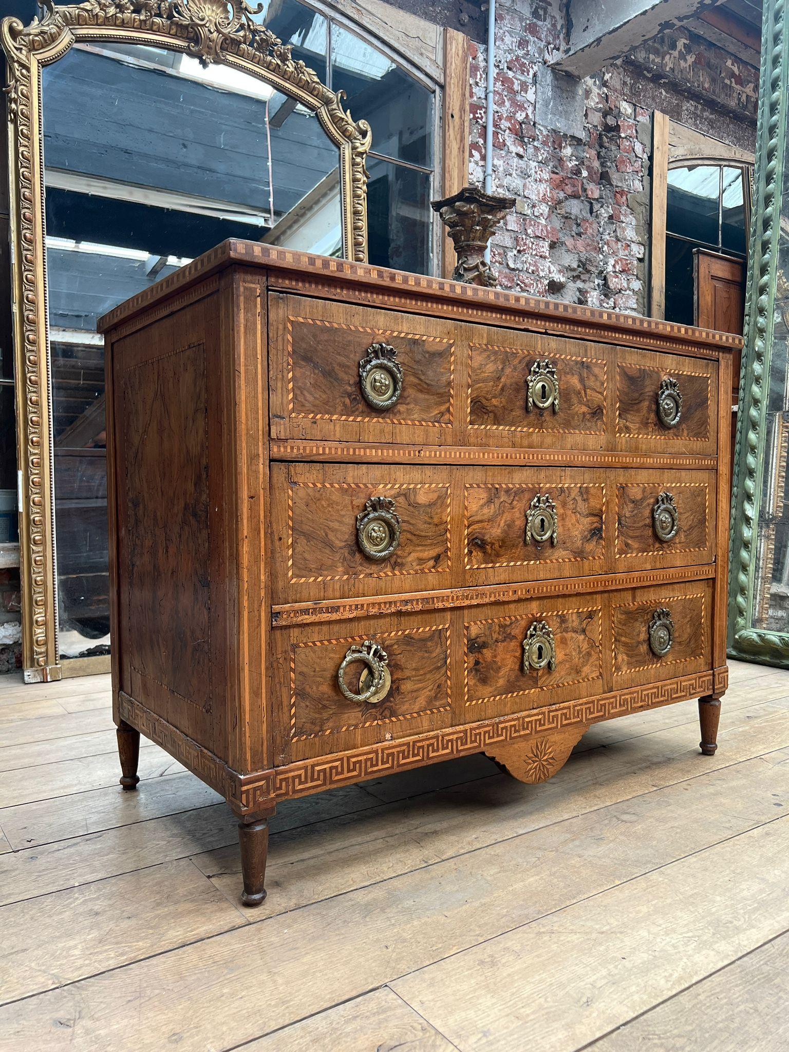 Commode en marqueterie de style Louis XVI de la fin du XIXe siècle avec quincaillerie en bronze en vente 2