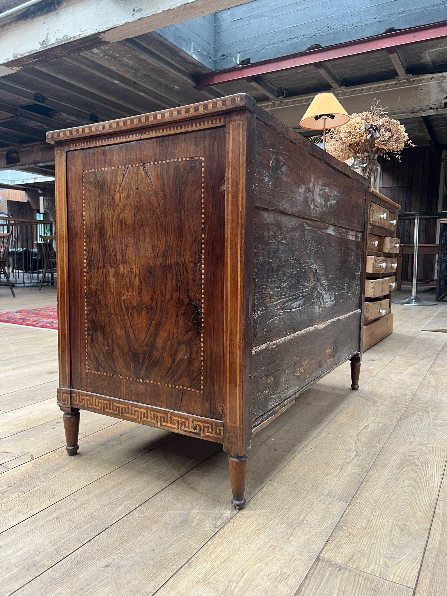 Commode en marqueterie de style Louis XVI de la fin du XIXe siècle avec quincaillerie en bronze en vente 3