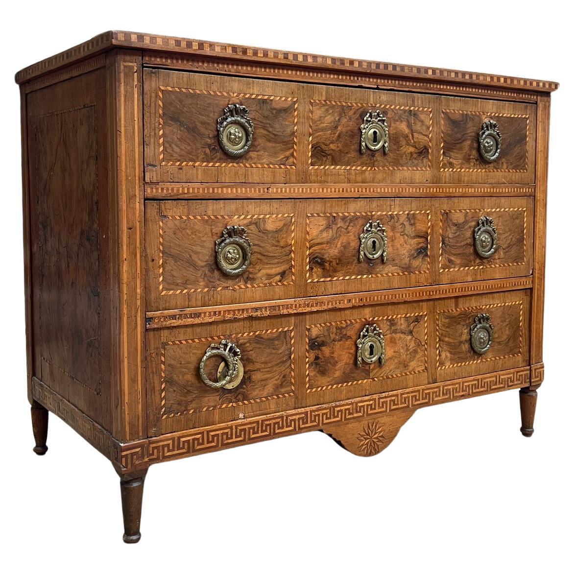 Commode en marqueterie de style Louis XVI de la fin du XIXe siècle avec quincaillerie en bronze en vente