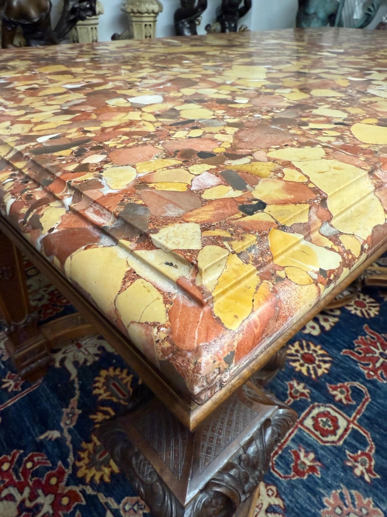 Mesa de centro con tapa de mármol rojo estilo Luis XVI de finales del siglo XIX en venta 8