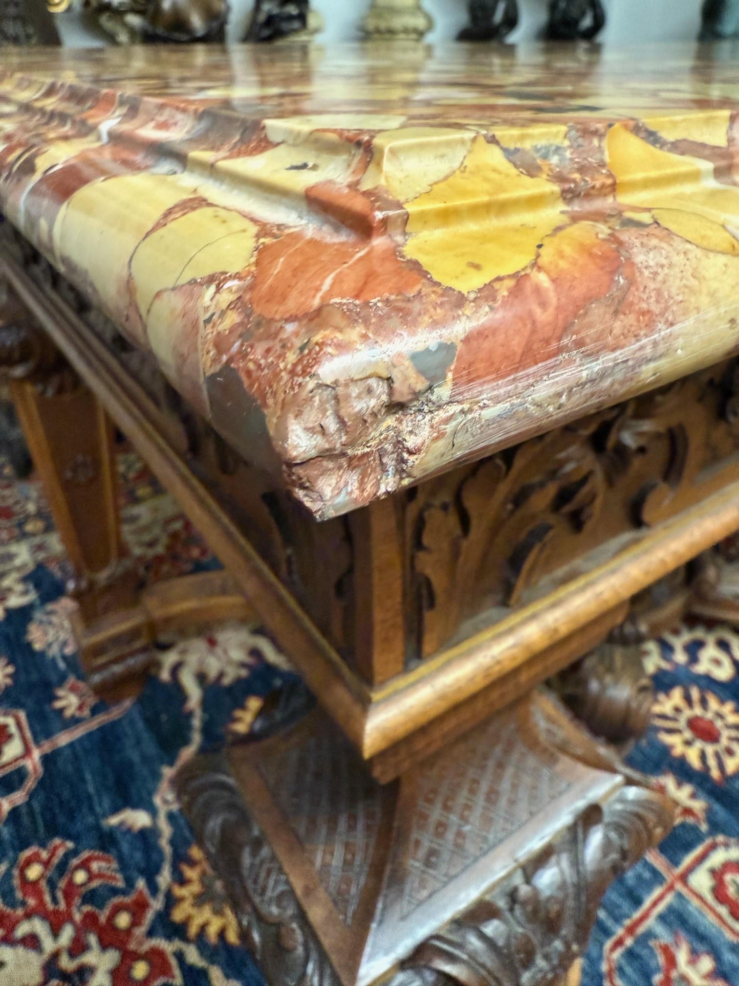 Mesa de centro con tapa de mármol rojo estilo Luis XVI de finales del siglo XIX en venta 11