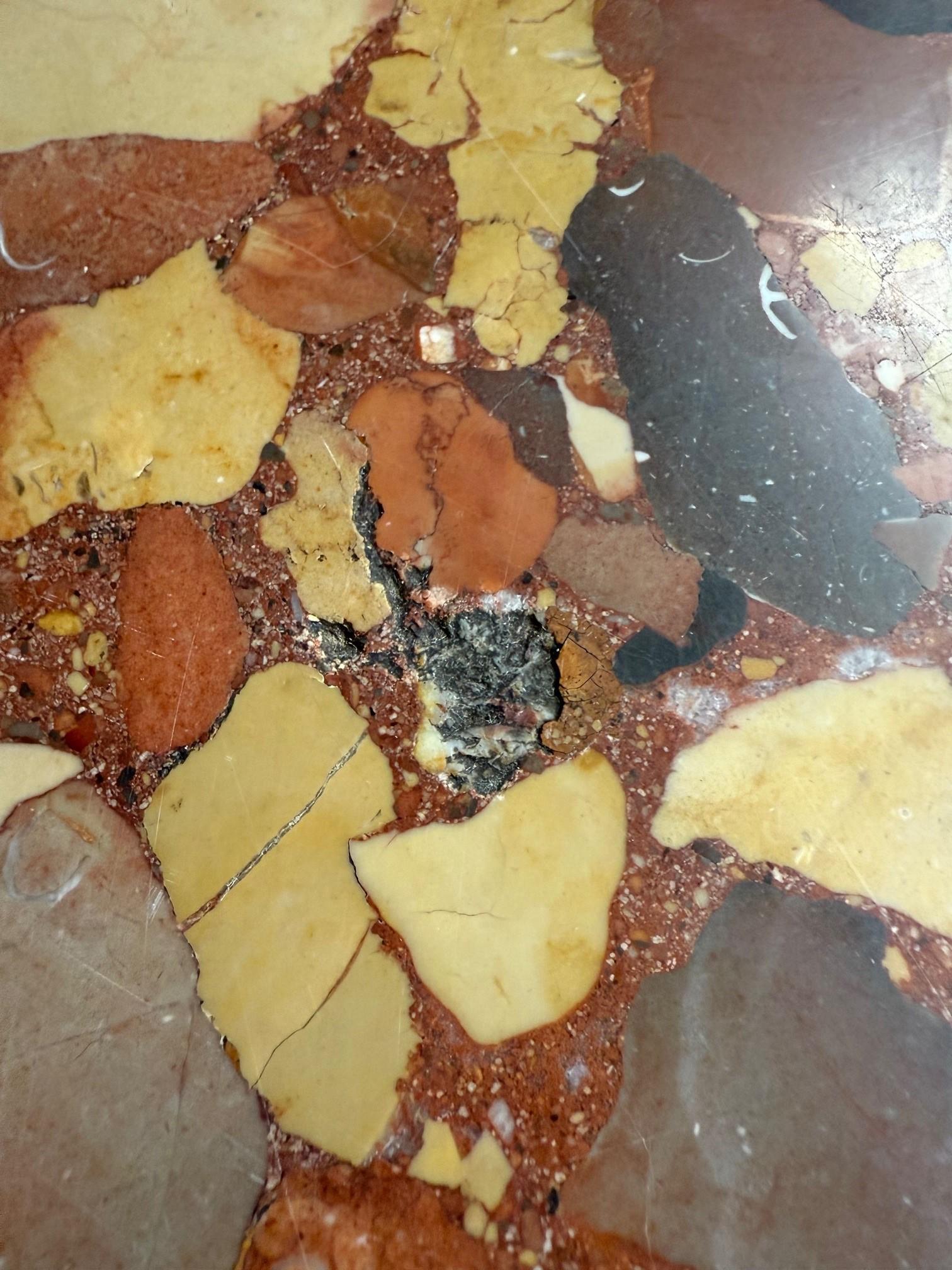 Mesa de centro con tapa de mármol rojo estilo Luis XVI de finales del siglo XIX en venta 12