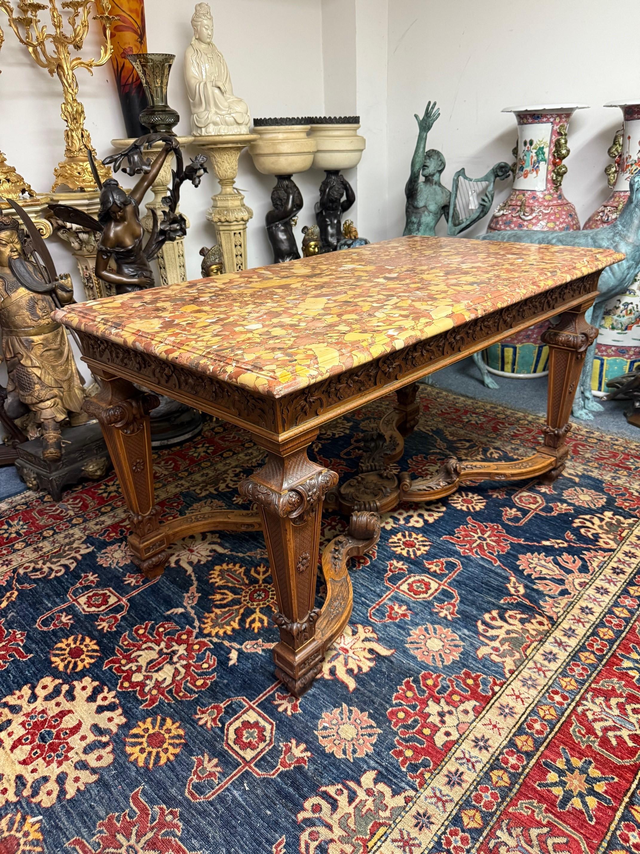 Mesa de centro con tapa de mármol rojo estilo Luis XVI de finales del siglo XIX Francés en venta