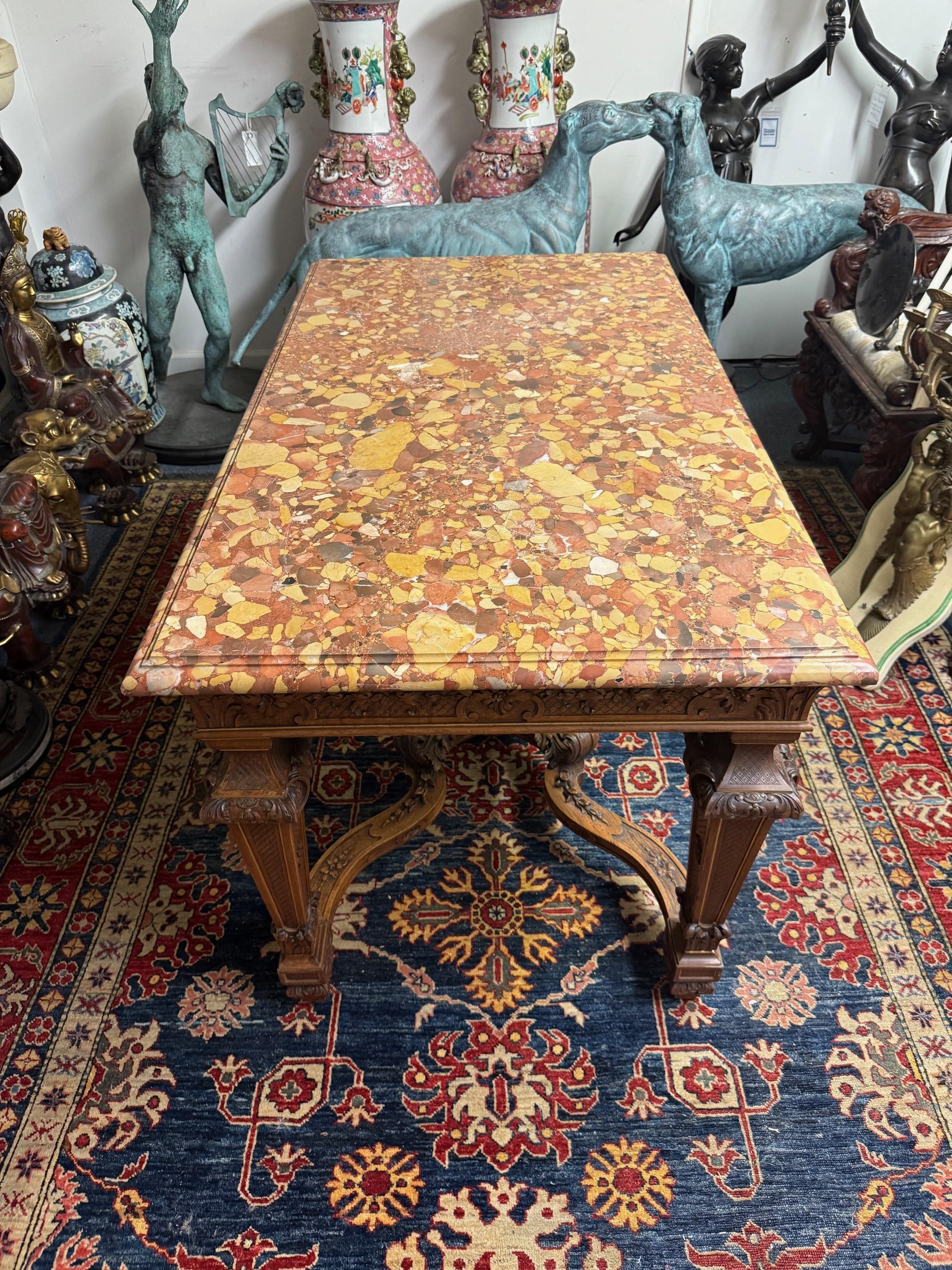 Mesa de centro con tapa de mármol rojo estilo Luis XVI de finales del siglo XIX en Bueno estado para la venta en Stamford, CT