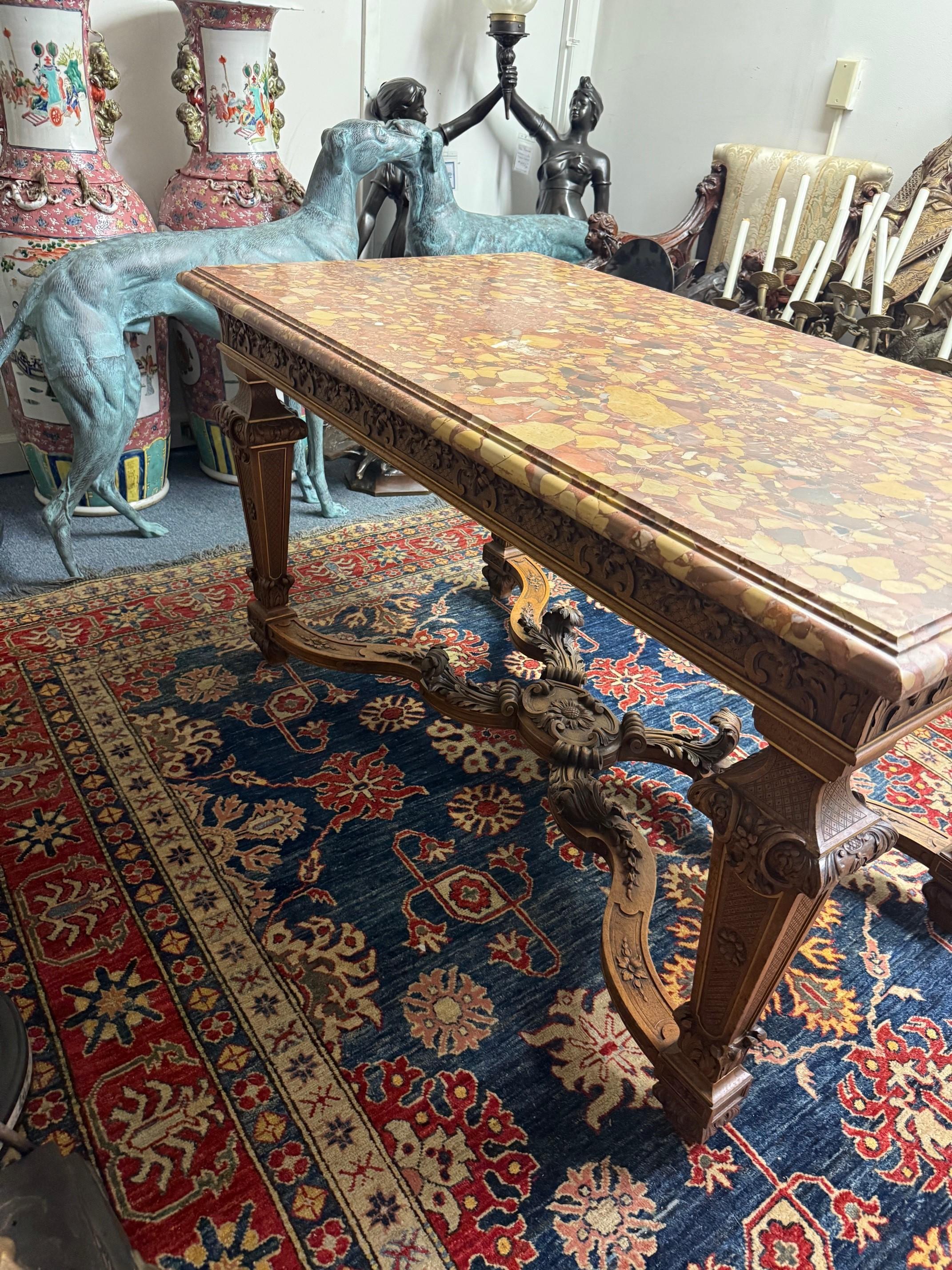 Mesa de centro con tapa de mármol rojo estilo Luis XVI de finales del siglo XIX Mármol en venta