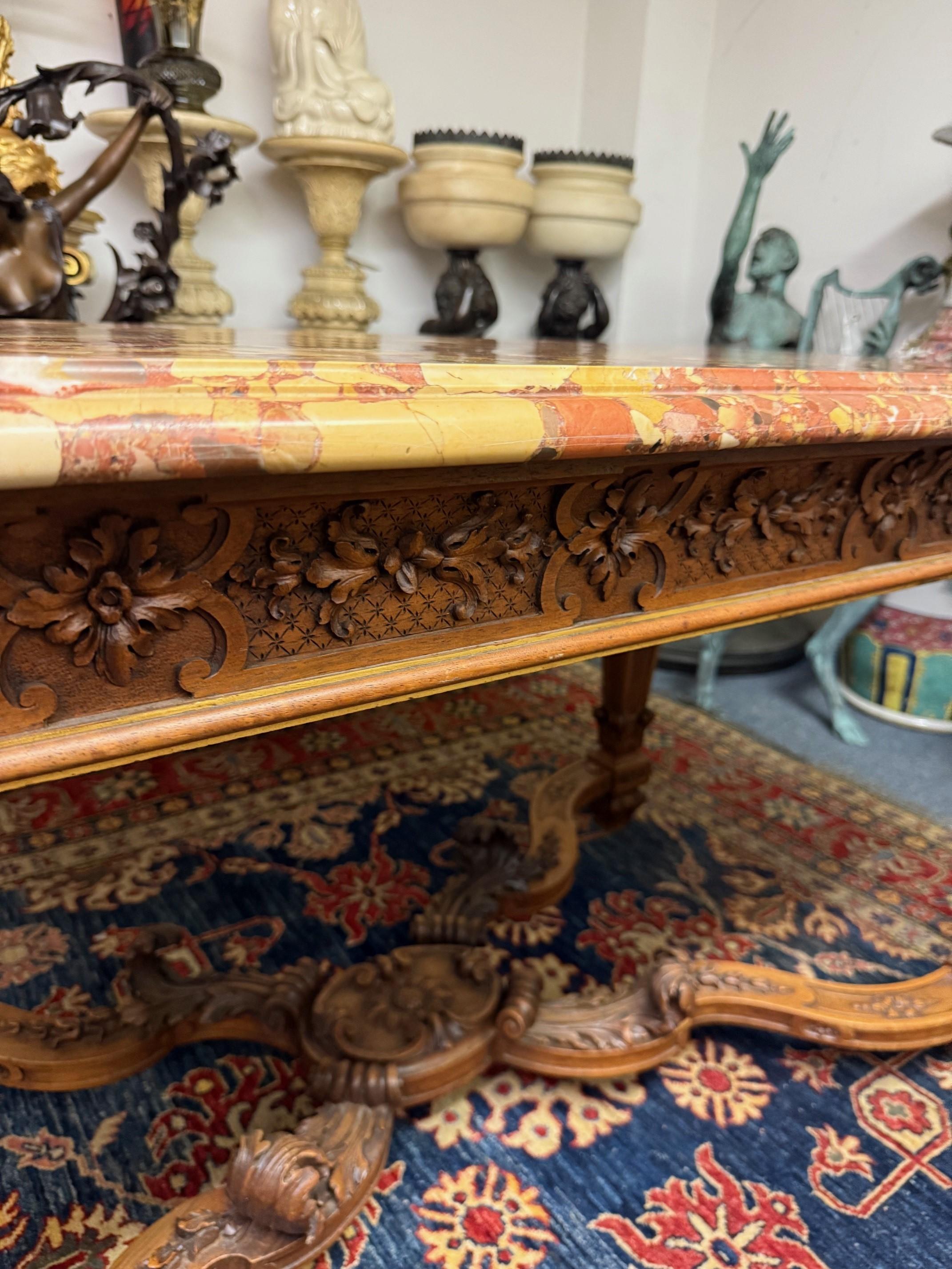 Mesa de centro con tapa de mármol rojo estilo Luis XVI de finales del siglo XIX en venta 1