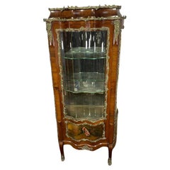 Vitrineschrank im Louis-XVI.-Stil des späten 19. Jahrhunderts