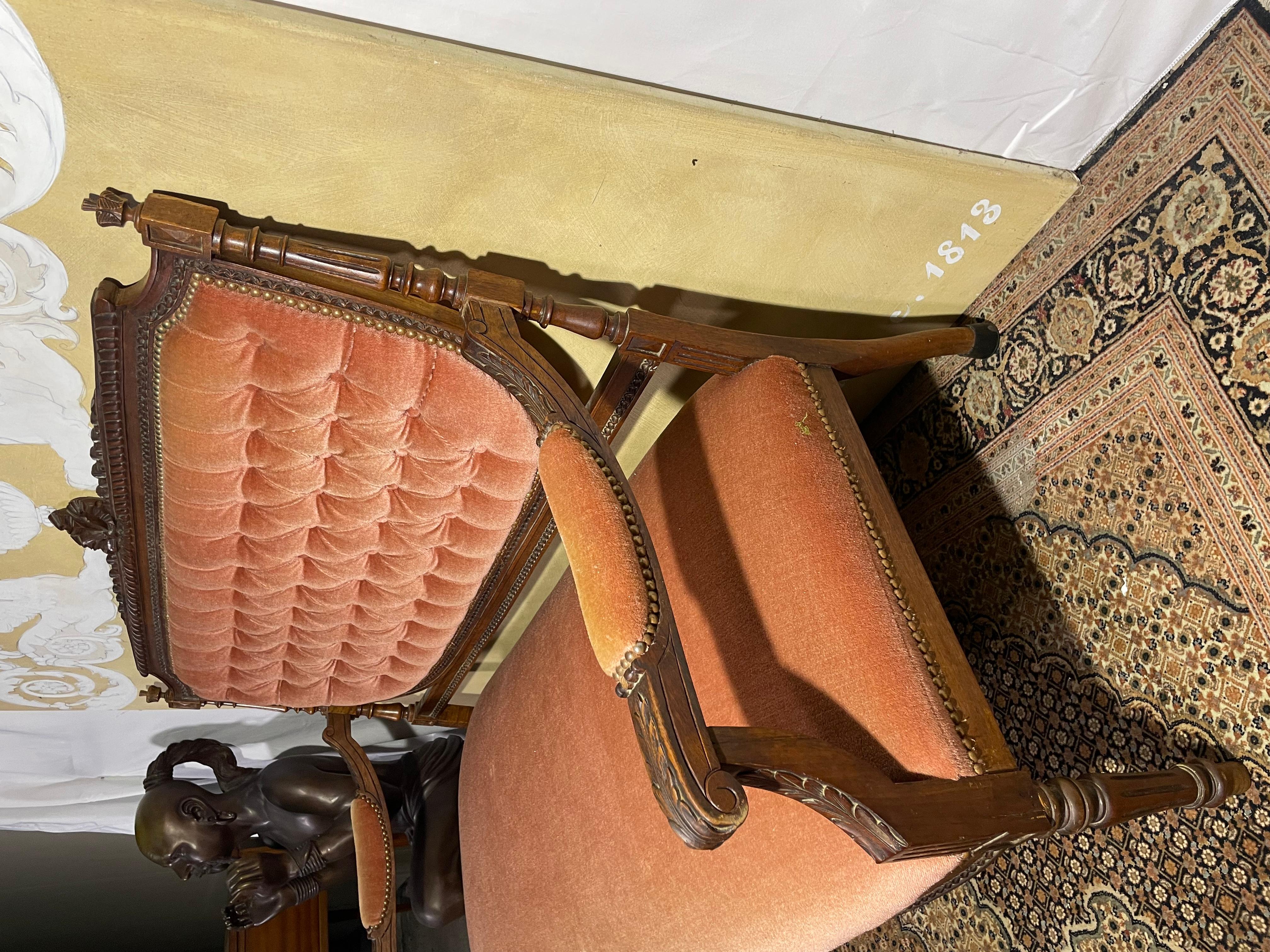 Questa squisita panca in stile Luigi XVI della fine del XIX secolo esemplifica l'eleganza e l'artigianato caratteristici dell'epoca. Meticolosamente intagliata a mano in noce massiccio, la panca presenta intricati motivi neoclassici, tra cui gambe