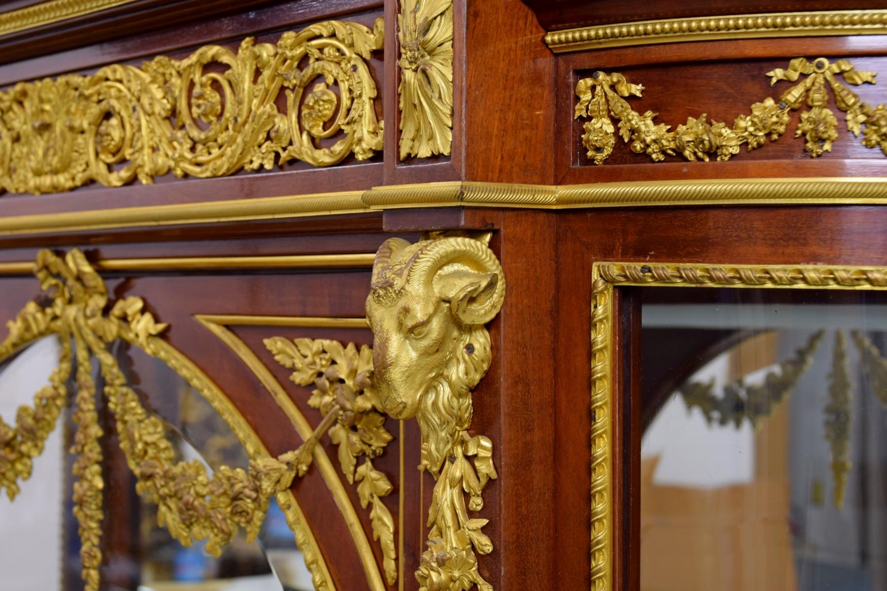 Late 19th Century, Wood and Gilt Bronze French Showcase Vitrine For Sale 5