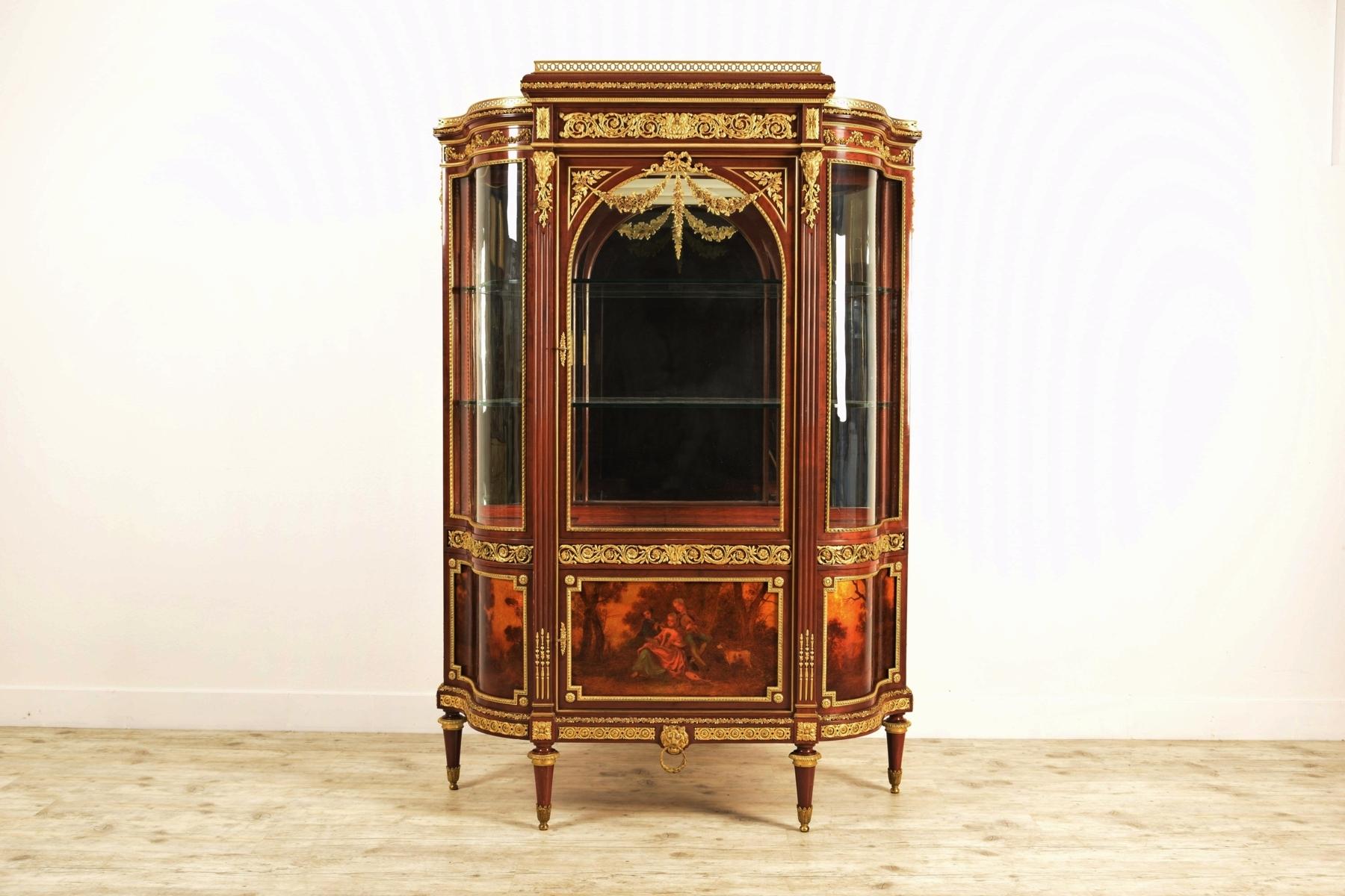 The splendid showcase vitrine, made of solid wood, dates back to the end of the 19th century. Made in France by a master cabinet maker of great ability, it’s in Louis XVI style.
The furniture is embellished with decorations in ormolu bronze of very