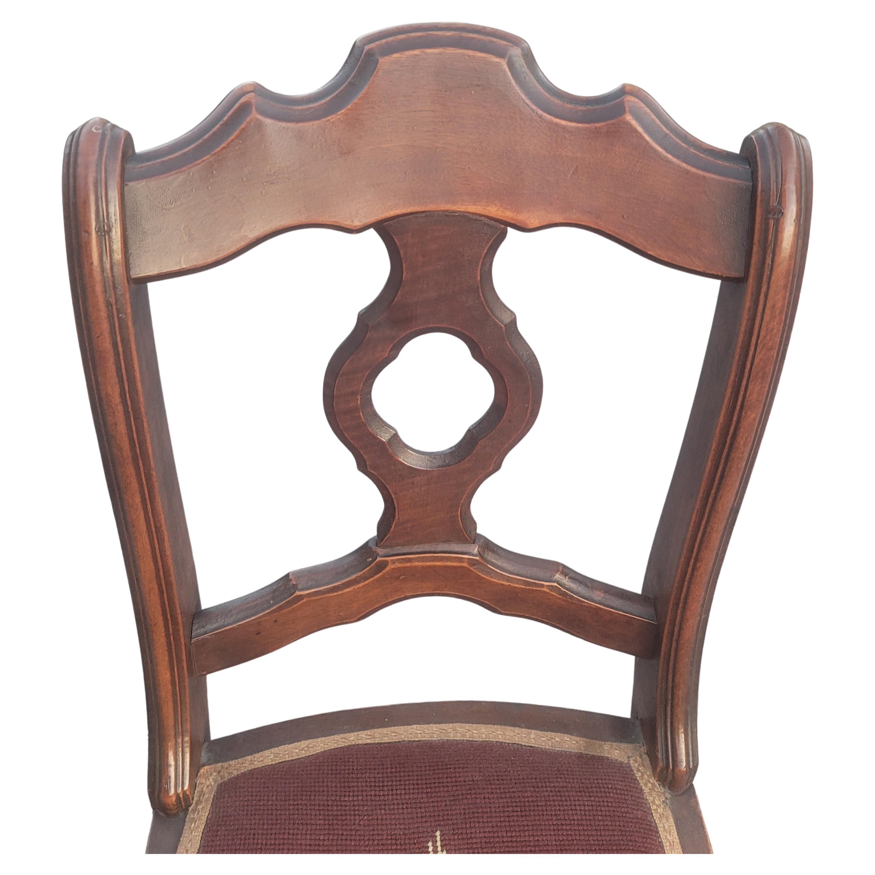 Chaise et pouf en acajou et point d'aiguille de la fin du 19e siècle en vente 1