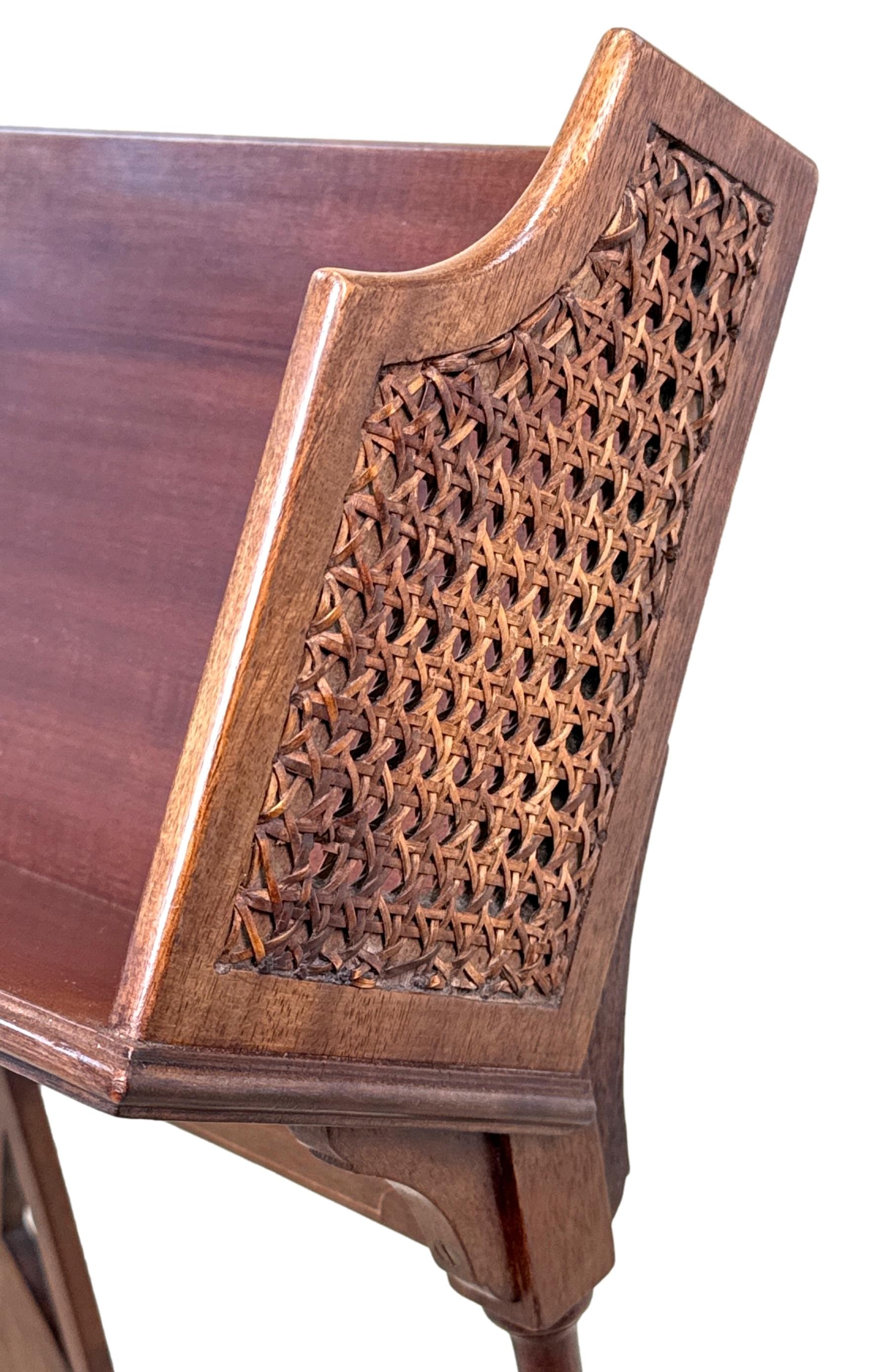 Meuble à livres en acajou de la fin du XIXe siècle, extrêmement attrayant et de bonne qualité, doté d'une étagère en angle sur le dessus et de supports d'extrémité cannelés, reposant sur d'élégants supports verticaux tournés, unis par des traverses