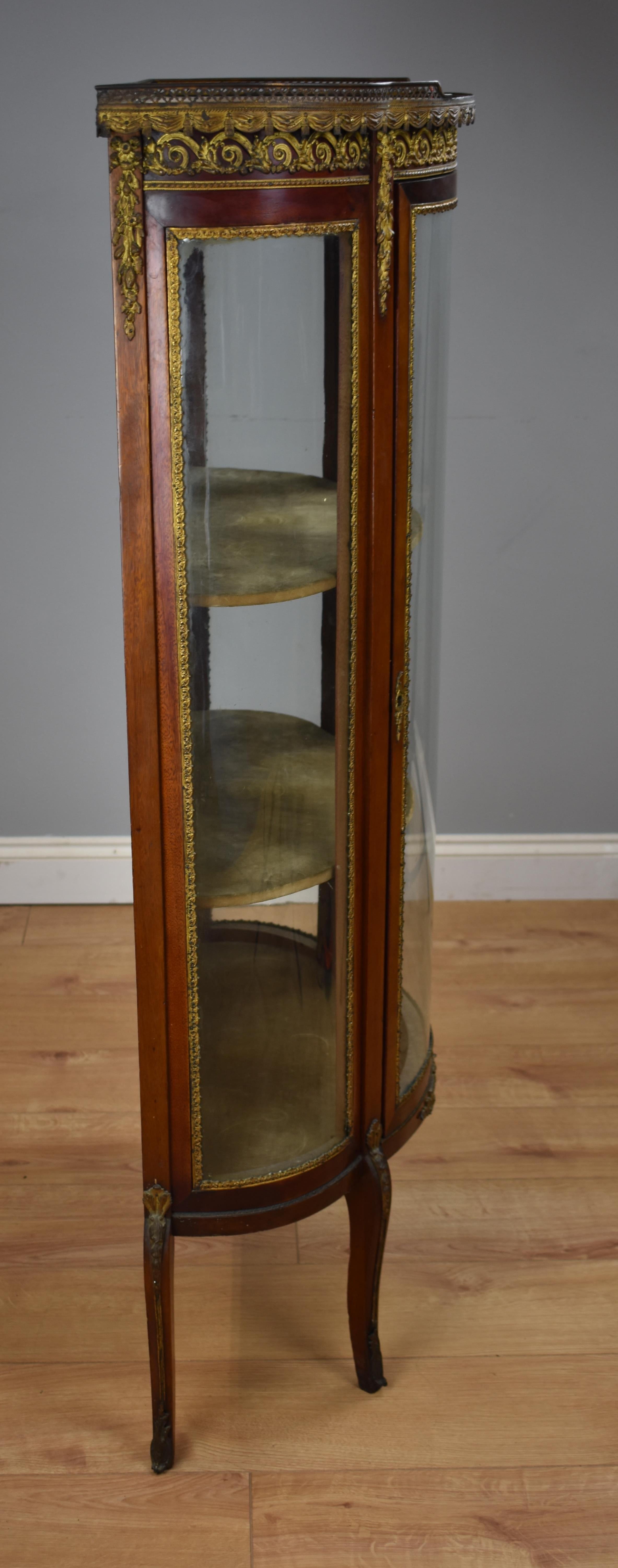 Late 19th Century Mahogany Bow Front Glass Cabinet/Vitrine In Good Condition In Chelmsford, Essex