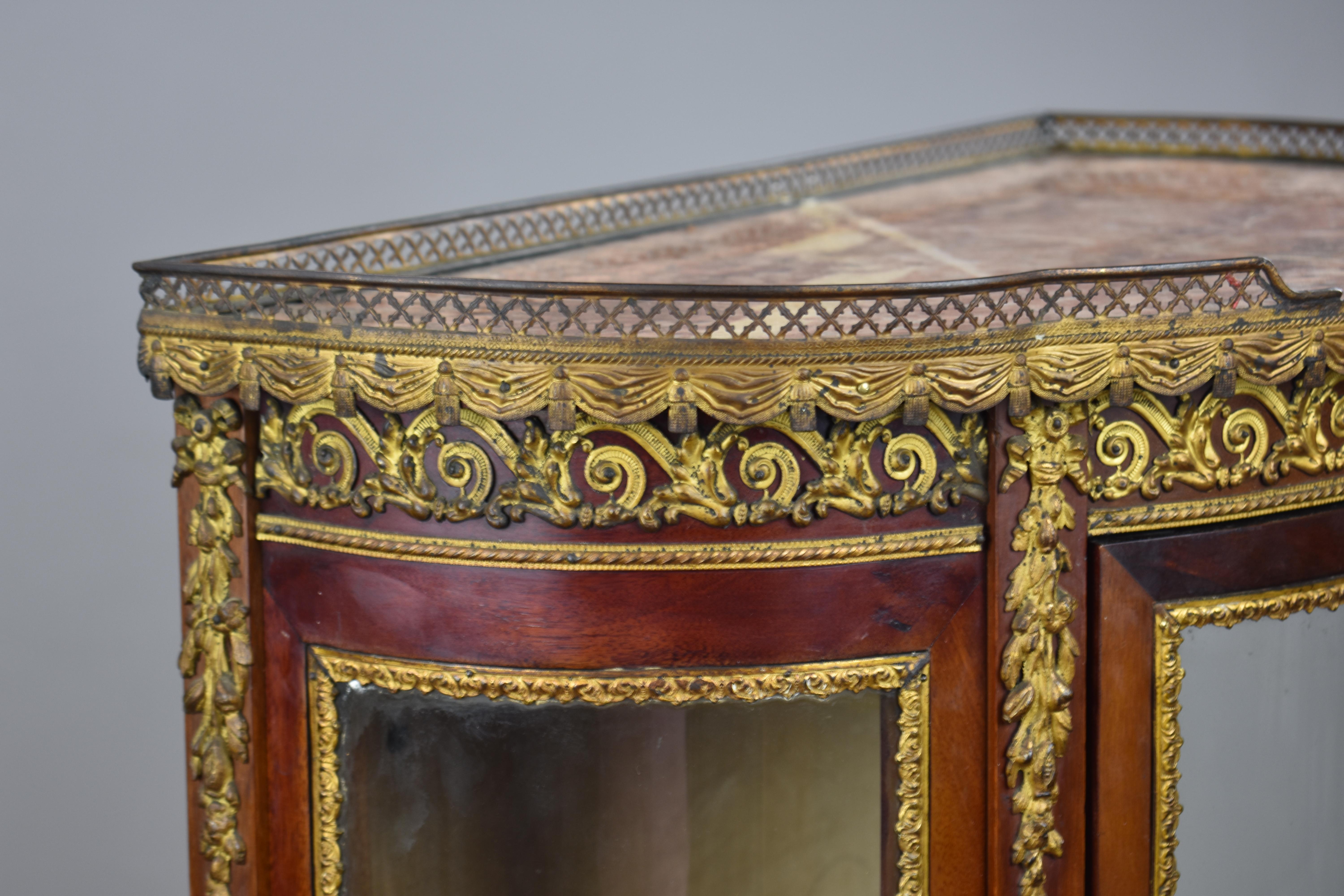 Late 19th Century Mahogany Bow Front Glass Cabinet/Vitrine 3