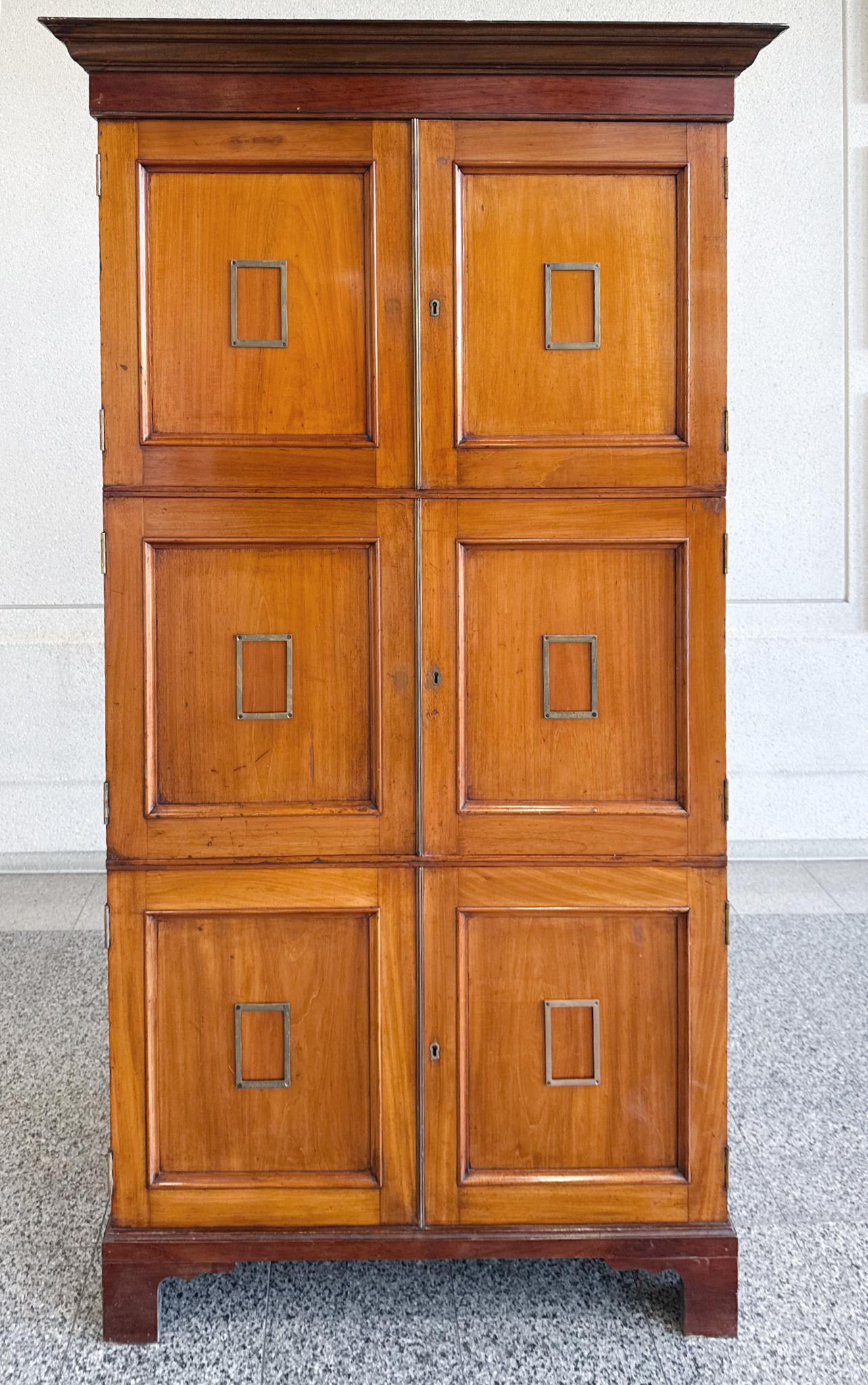 Vittoriano Armadio in mogano della fine del XIX secolo in vendita