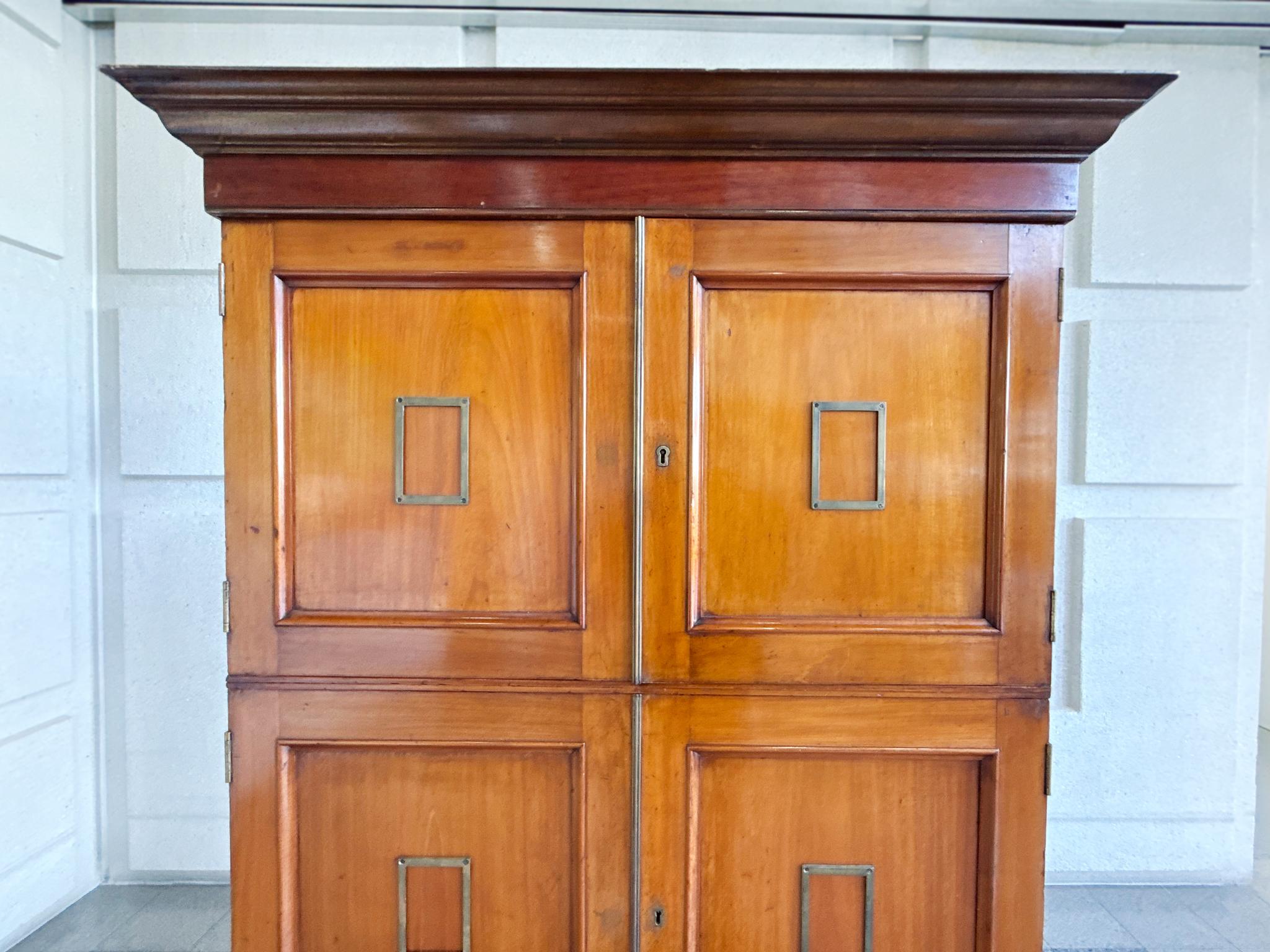 Fatto a mano Armadio in mogano della fine del XIX secolo in vendita