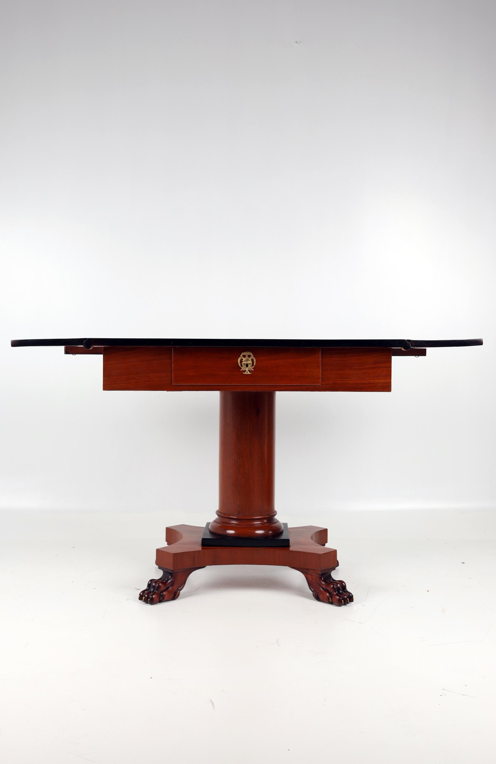 Table basse à abattant en acajou de la fin du XIXe siècle en vente 3