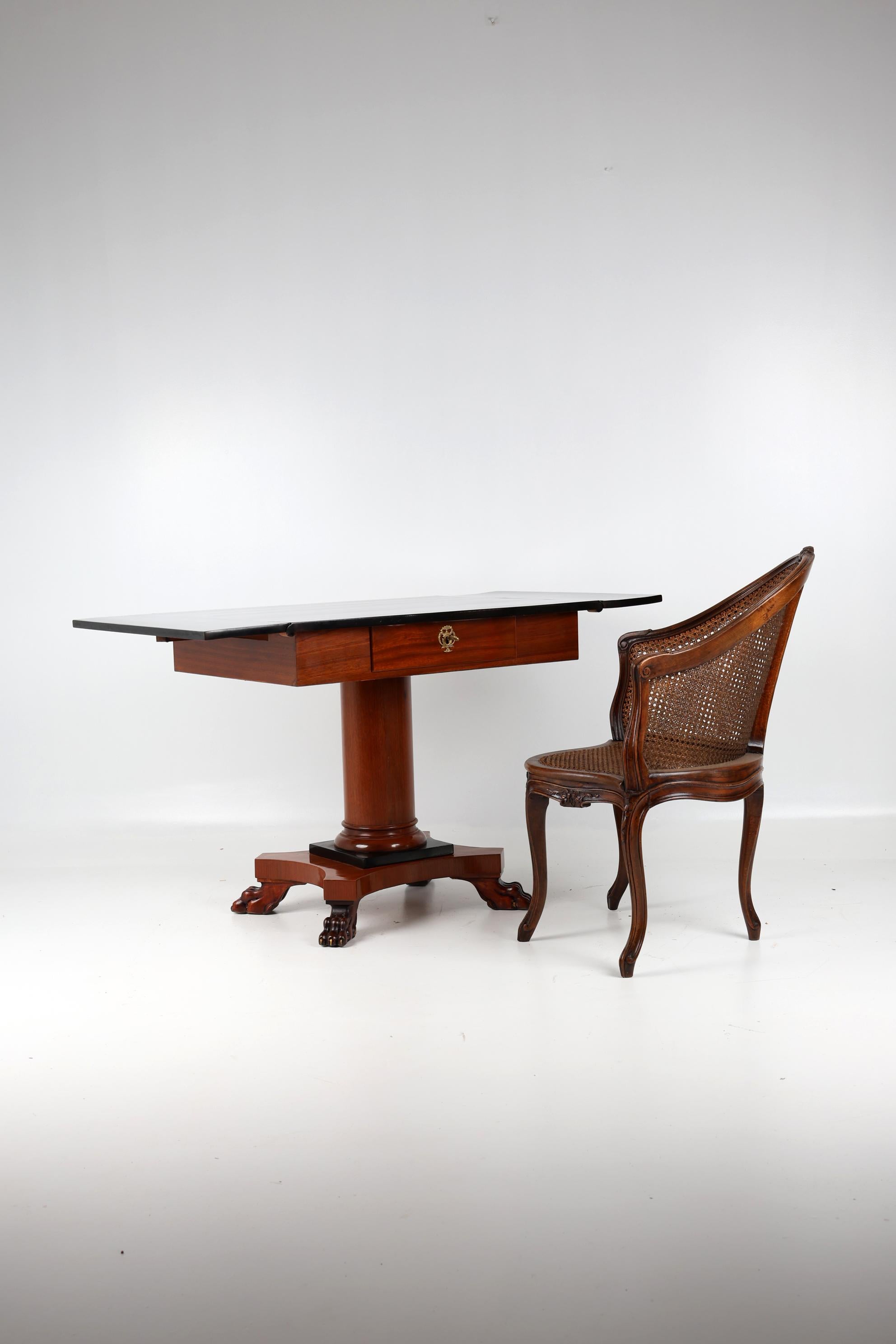 Table basse à abattant en acajou de la fin du XIXe siècle en vente 4