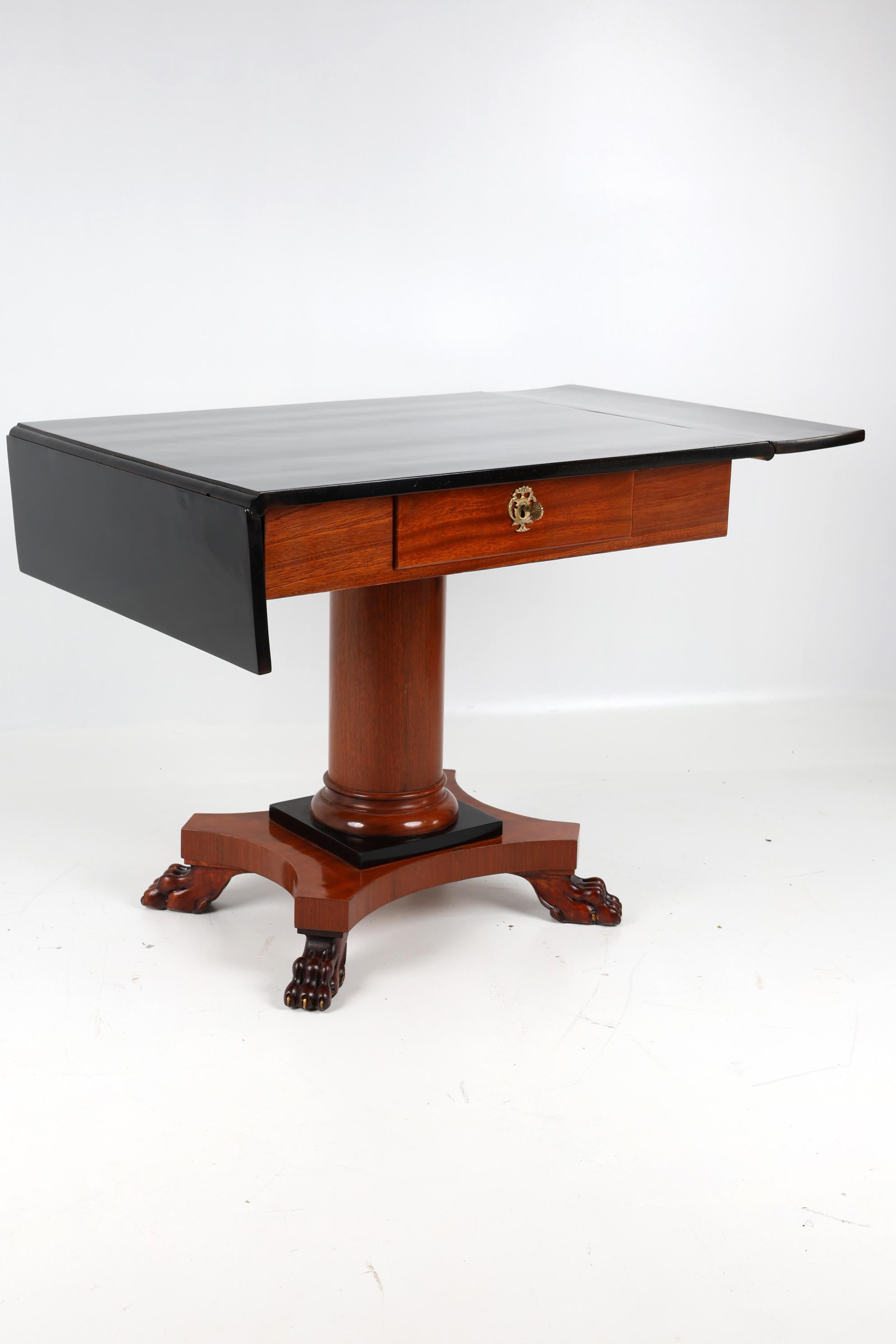 Table basse à abattant en acajou de la fin du XIXe siècle en vente 5