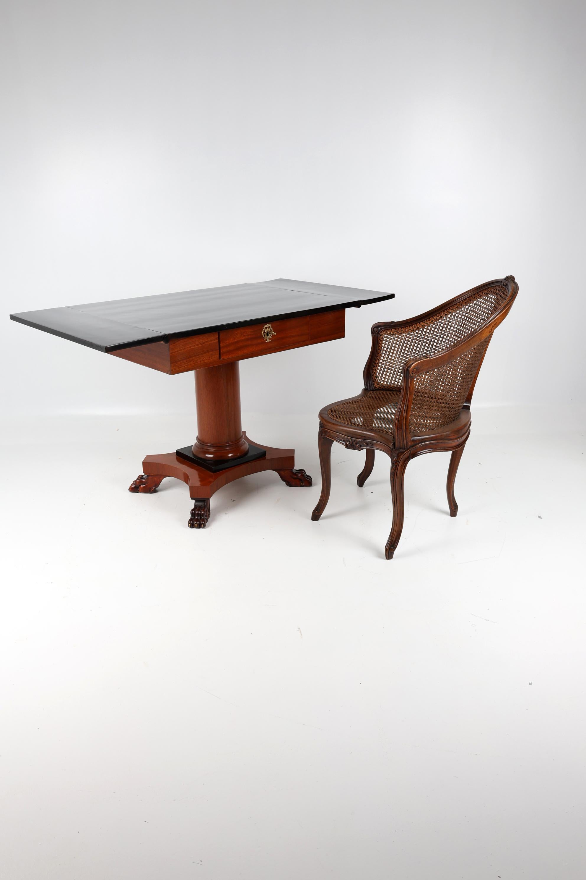 Table basse de la fin du 19ème siècle,
Allemagne Ca:1890-1900 
Acajou


Voici une magnifique table basse ou table de canapé en acajou du 20ème siècle, dans le style Biedermeier avec un plateau ébonisé. La table a 2 rabats (chacun de 20,5 cm).  Ce