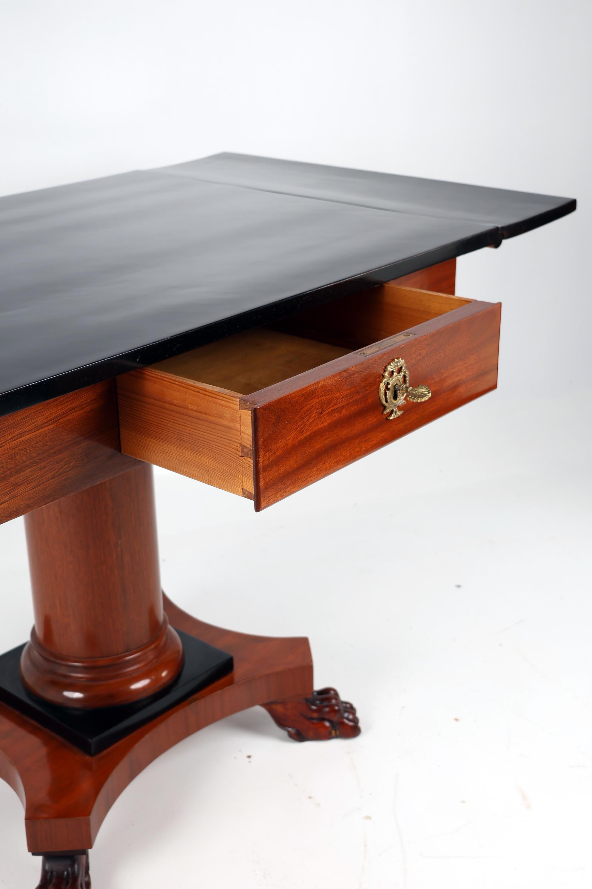 Biedermeier Table basse à abattant en acajou de la fin du XIXe siècle en vente