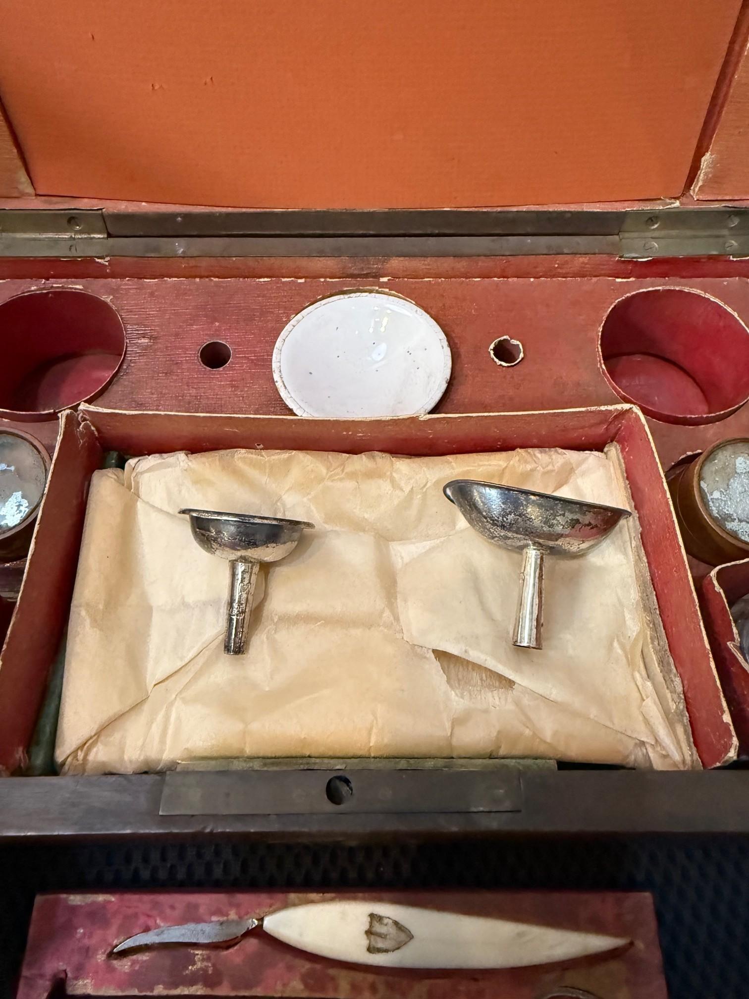 Kit da viaggio medico e di toelettatura in mogano della fine del XIX secolo 15 pezzi in vendita 6