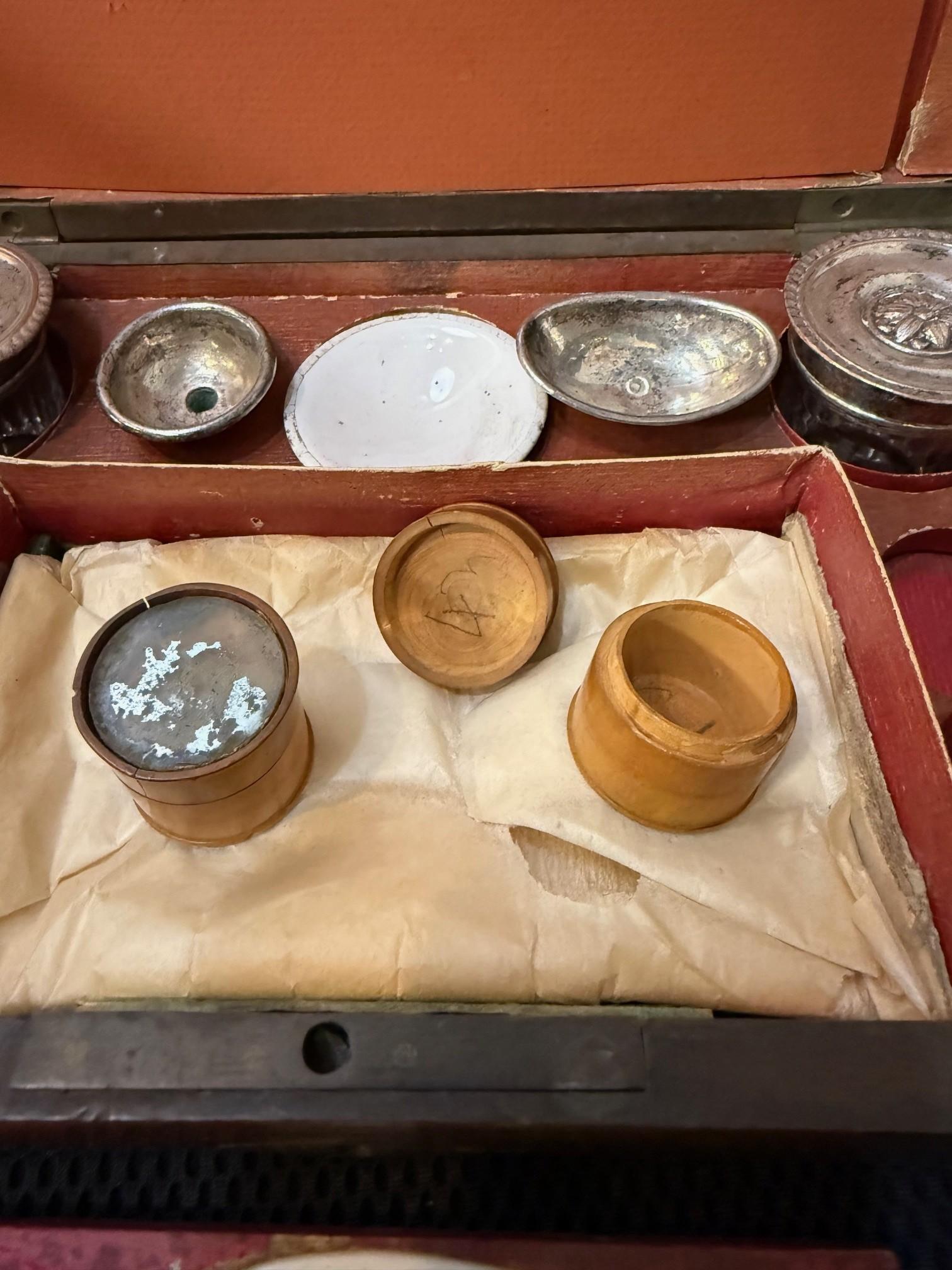 Kit da viaggio medico e di toelettatura in mogano della fine del XIX secolo 15 pezzi in vendita 10