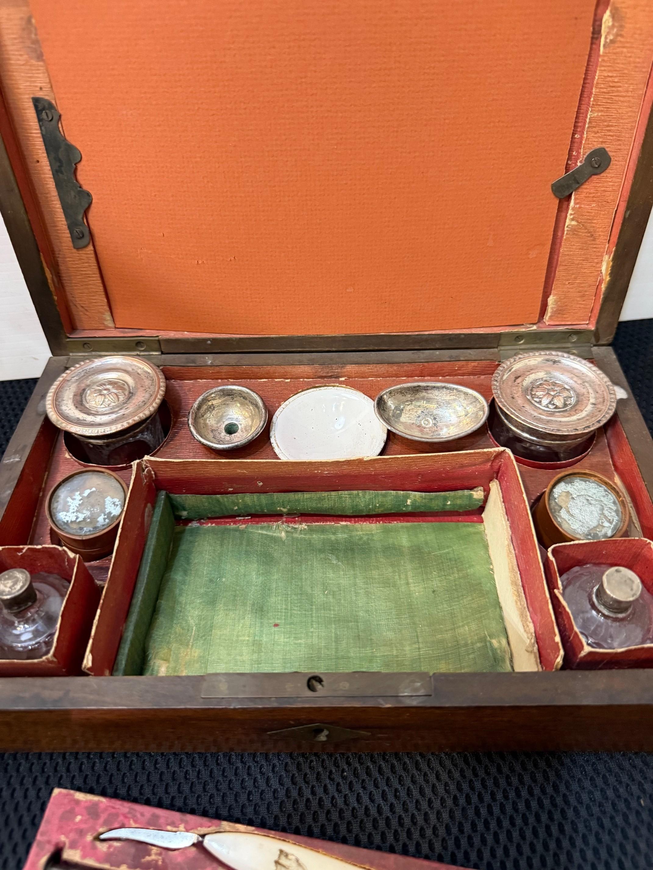 Kit da viaggio medico e di toelettatura in mogano della fine del XIX secolo 15 pezzi in vendita 11