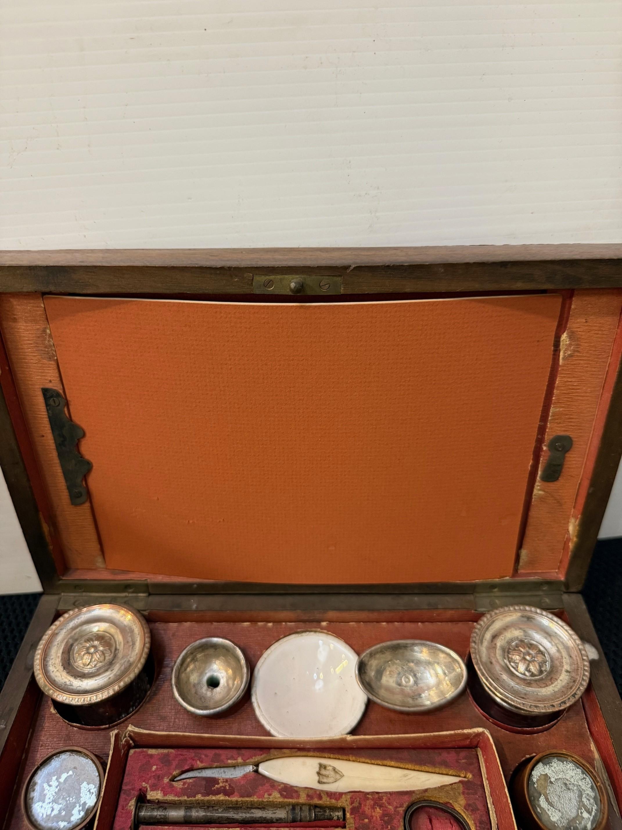 Kit da viaggio medico e di toelettatura in mogano della fine del XIX secolo 15 pezzi in vendita 12