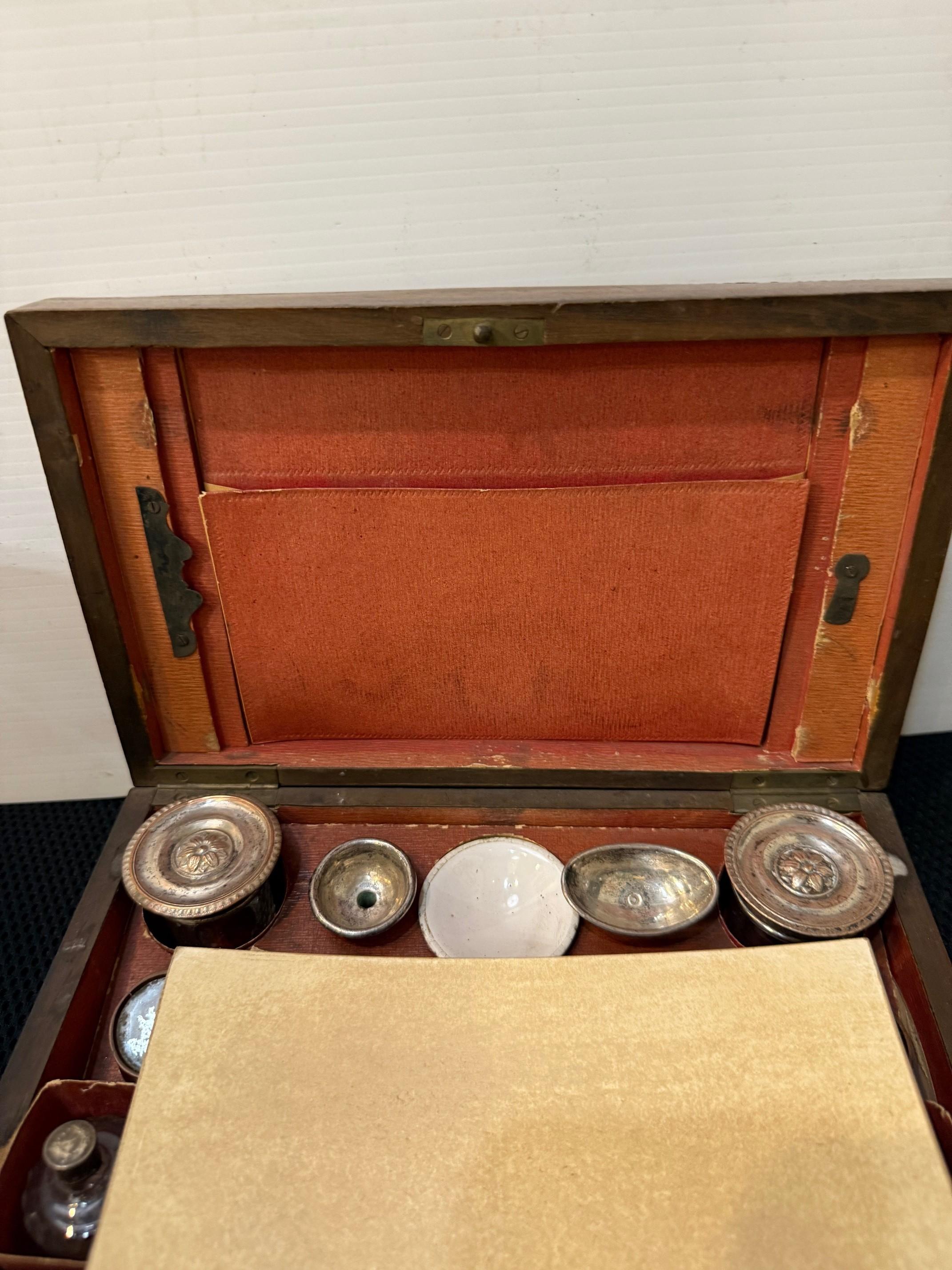 Kit da viaggio medico e di toelettatura in mogano della fine del XIX secolo 15 pezzi in vendita 13