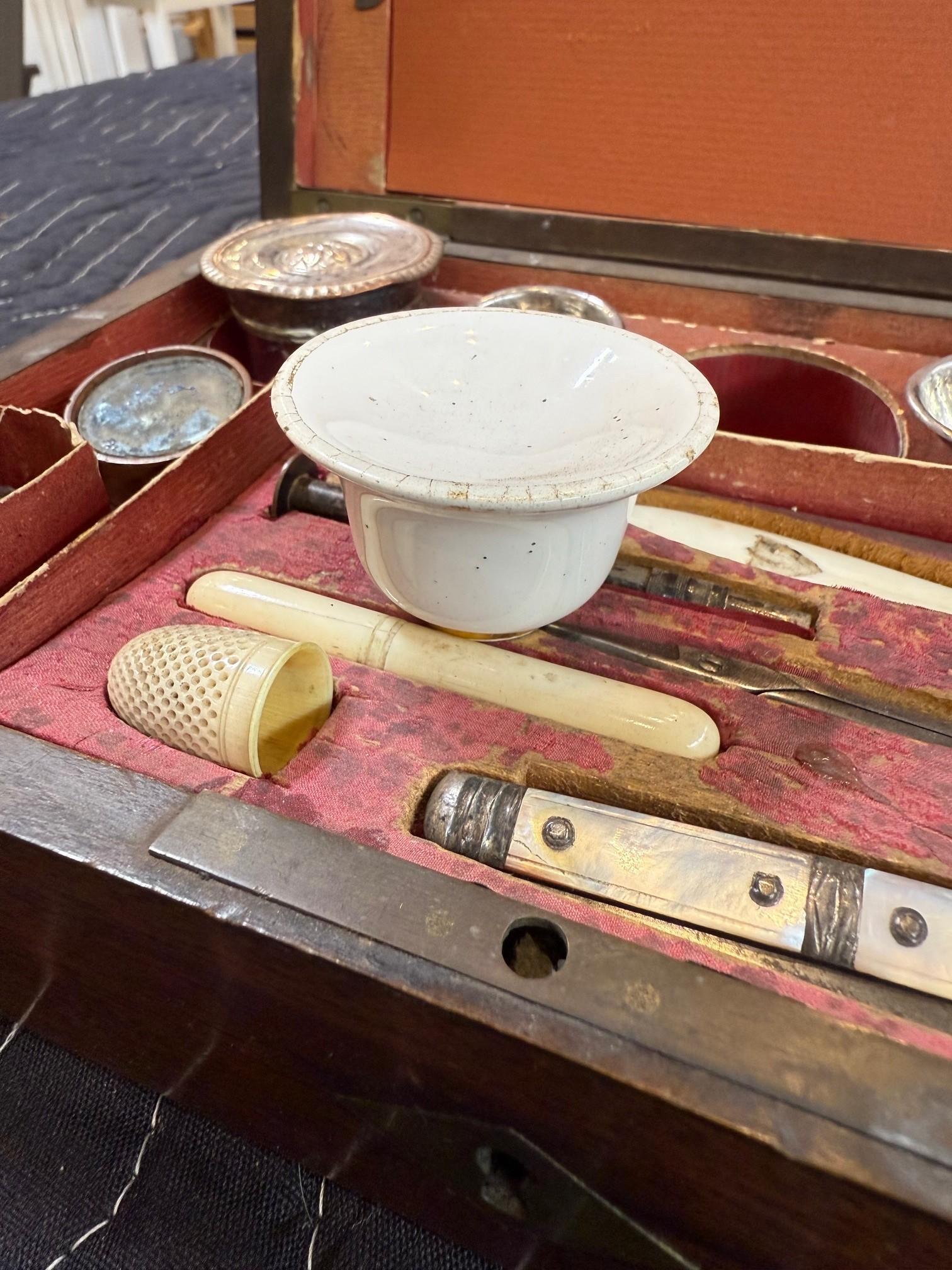 Kit da viaggio medico e di toelettatura in mogano della fine del XIX secolo 15 pezzi in vendita 14