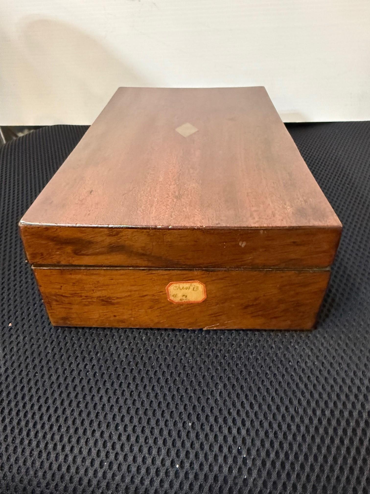 Kit da viaggio medico e di toelettatura in mogano della fine del XIX secolo 15 pezzi In condizioni buone in vendita a Stamford, CT