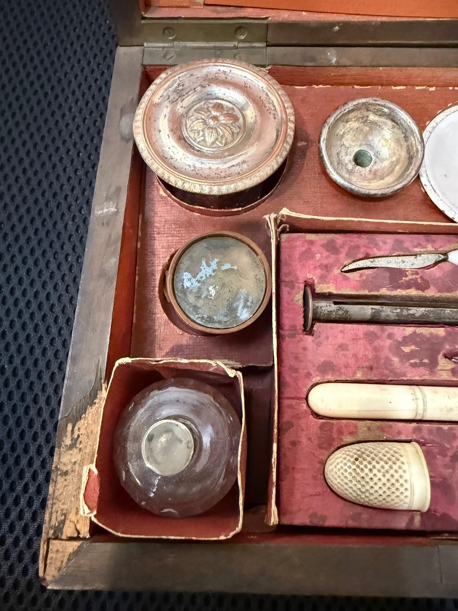 Kit da viaggio medico e di toelettatura in mogano della fine del XIX secolo 15 pezzi in vendita 2