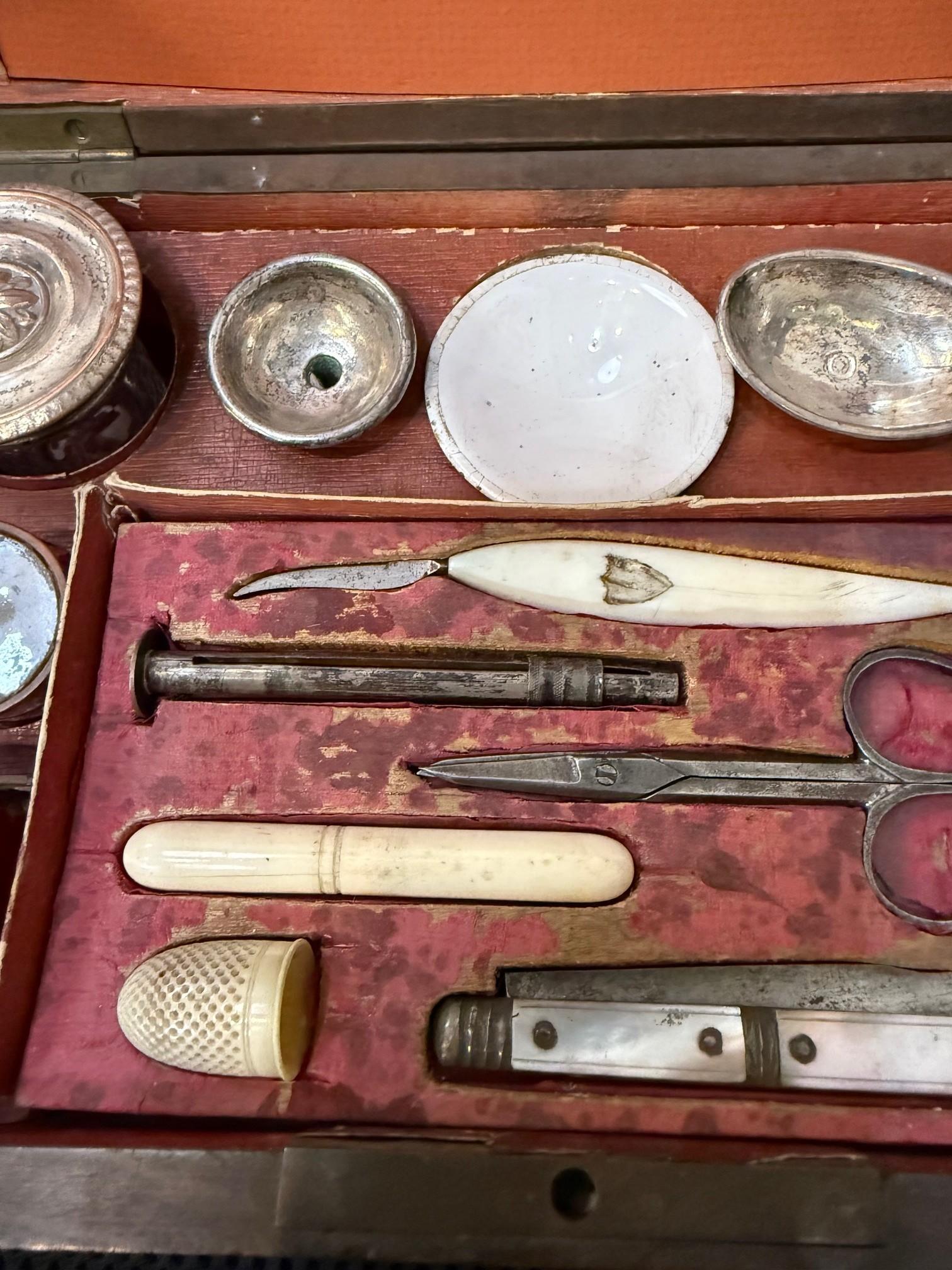 Kit da viaggio medico e di toelettatura in mogano della fine del XIX secolo 15 pezzi in vendita 3