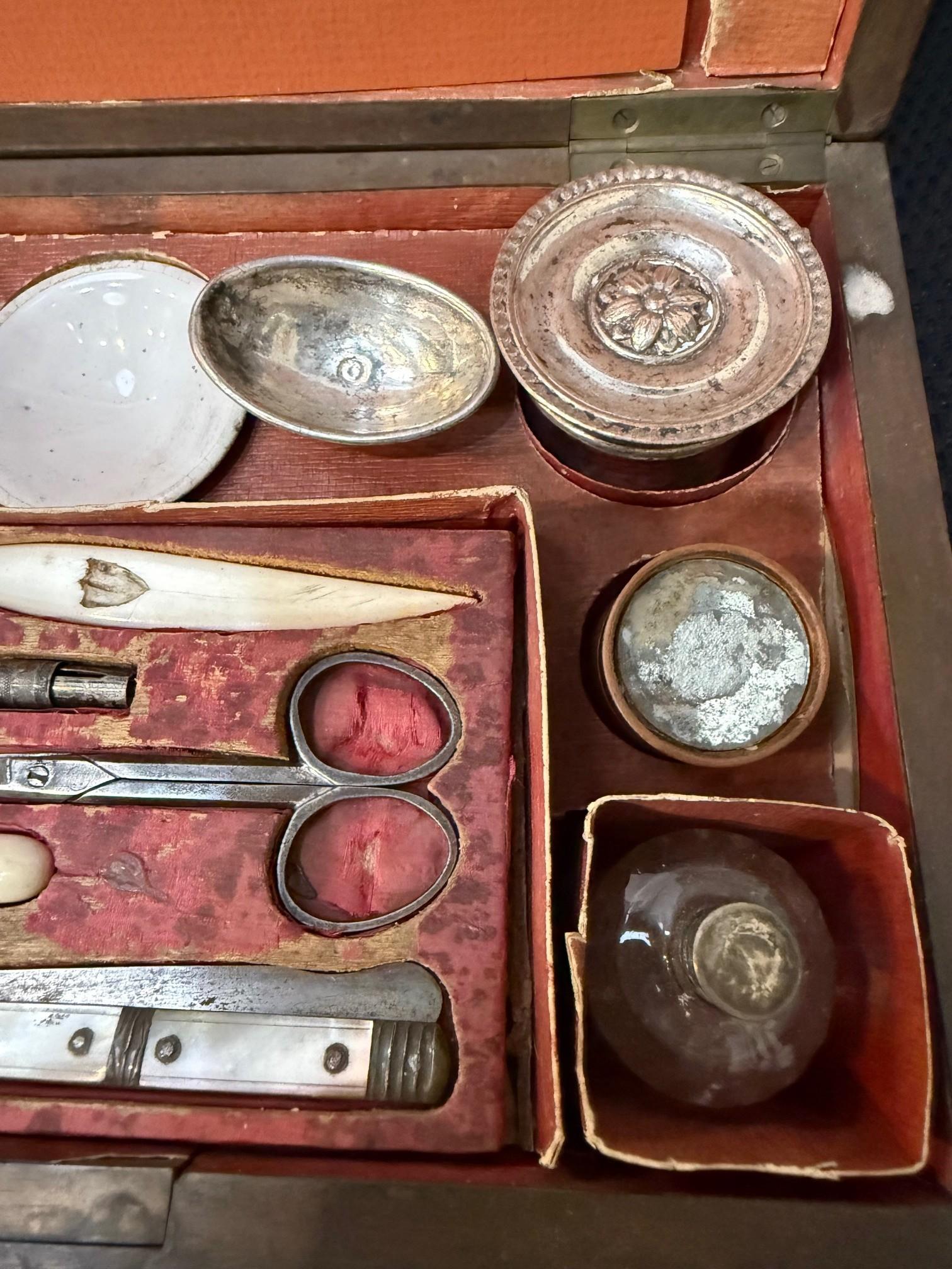 Kit da viaggio medico e di toelettatura in mogano della fine del XIX secolo 15 pezzi in vendita 4