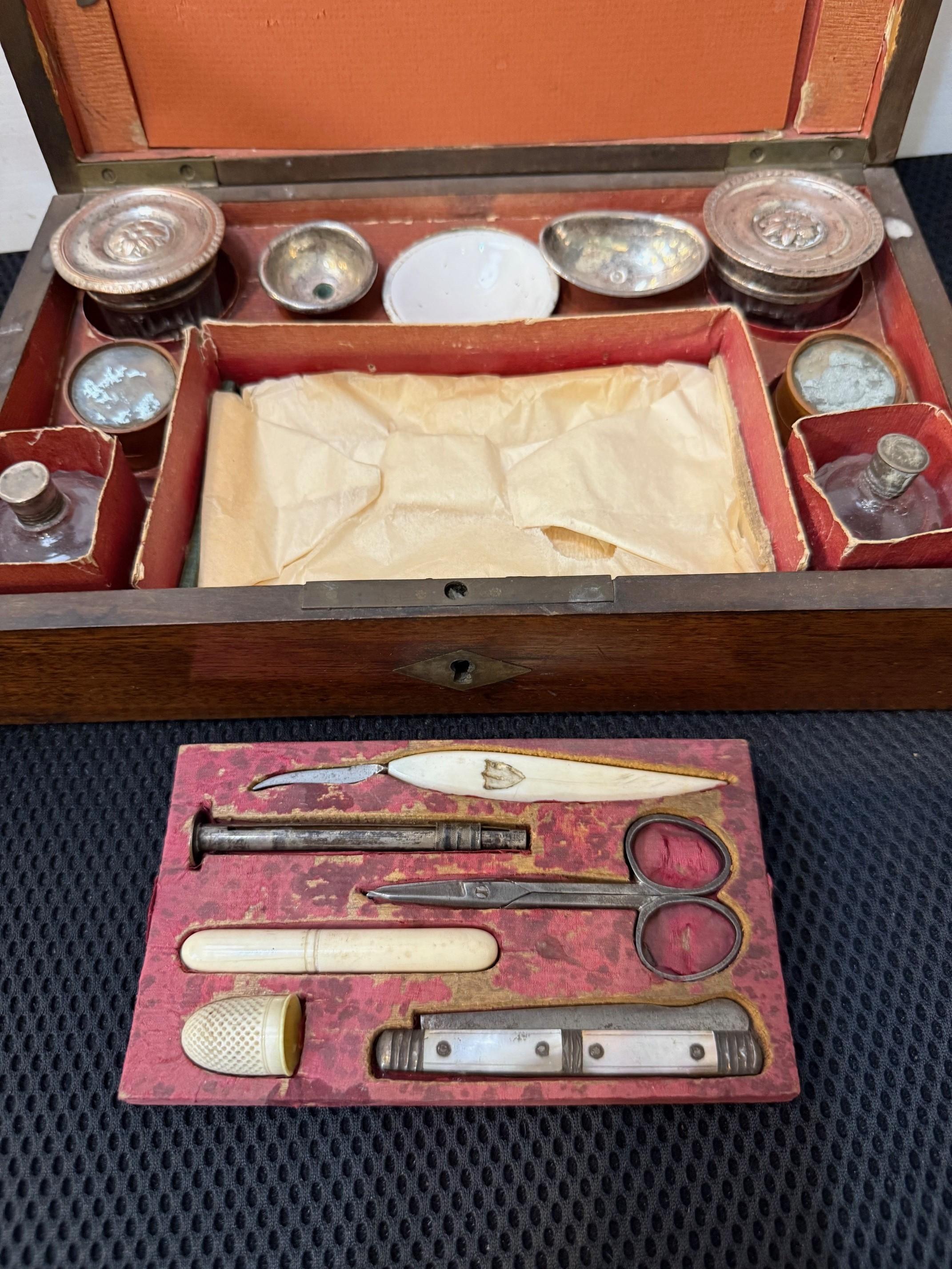 Kit da viaggio medico e di toelettatura in mogano della fine del XIX secolo 15 pezzi in vendita 5