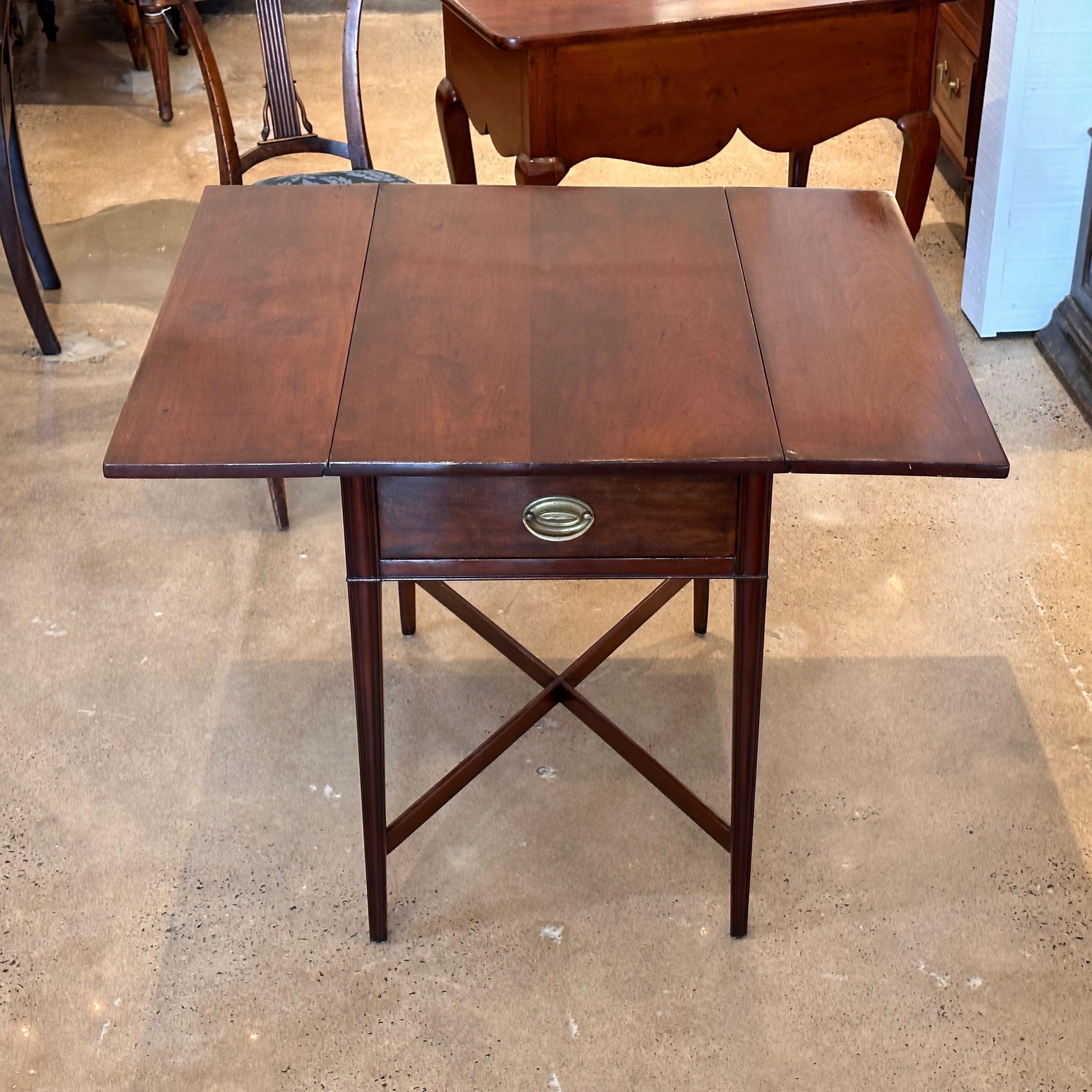 Mahagoni-Pembroke-Tisch aus dem späten 19. Jahrhundert im Angebot 1